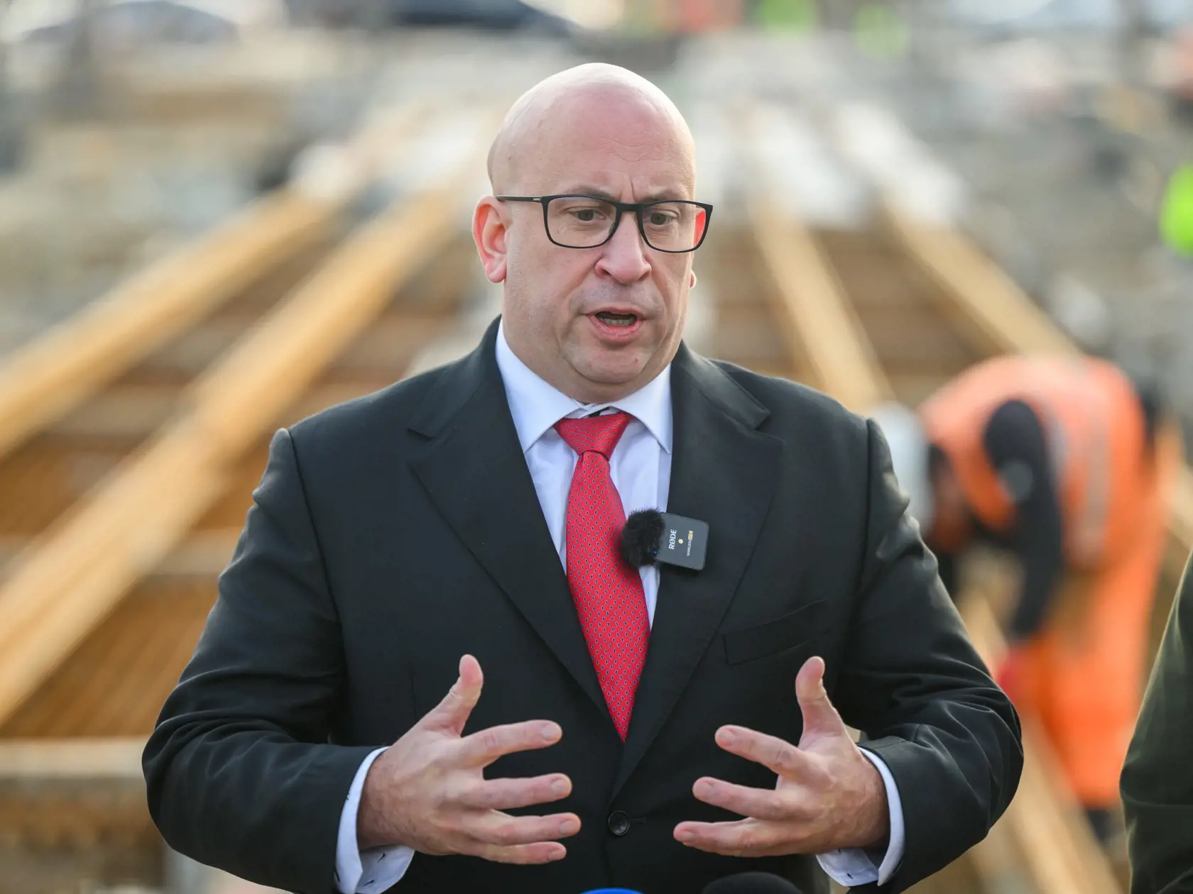 Na snímke minister dopravy a výstavby Jozef Ráž ml. (Smer) gestikuluje počas tlačovej konferencie k napredovaniu vo výstavbe petržalskej električky v Bratislave