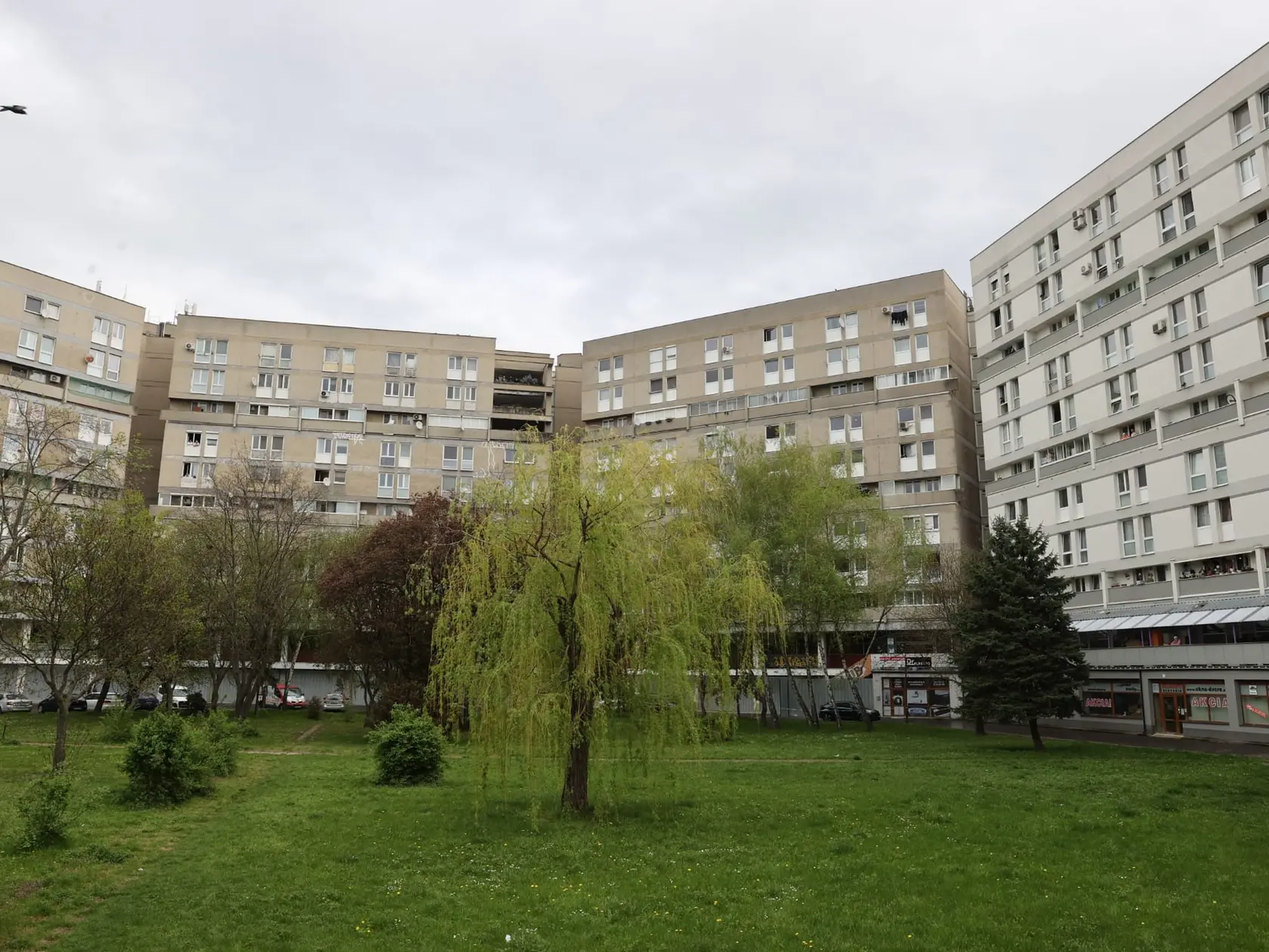 Policajti Okresného riaditeľstva PZ v Bratislave aktuálne vykonávajú potrebné úkony v súvislosti s tragickou udalosťou, ku ktorej došlo v bratislavskej mestskej časti Vrakuňa.