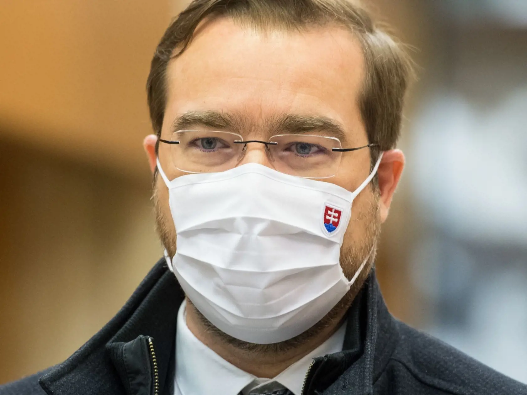 Minister zdravotníctva Marek Krajčí hovorí, že situácia je vážna a ani lockdown nezabral. Uvažuje sa o ďalšom sprísnení, napríklad formou sms priepustiek.