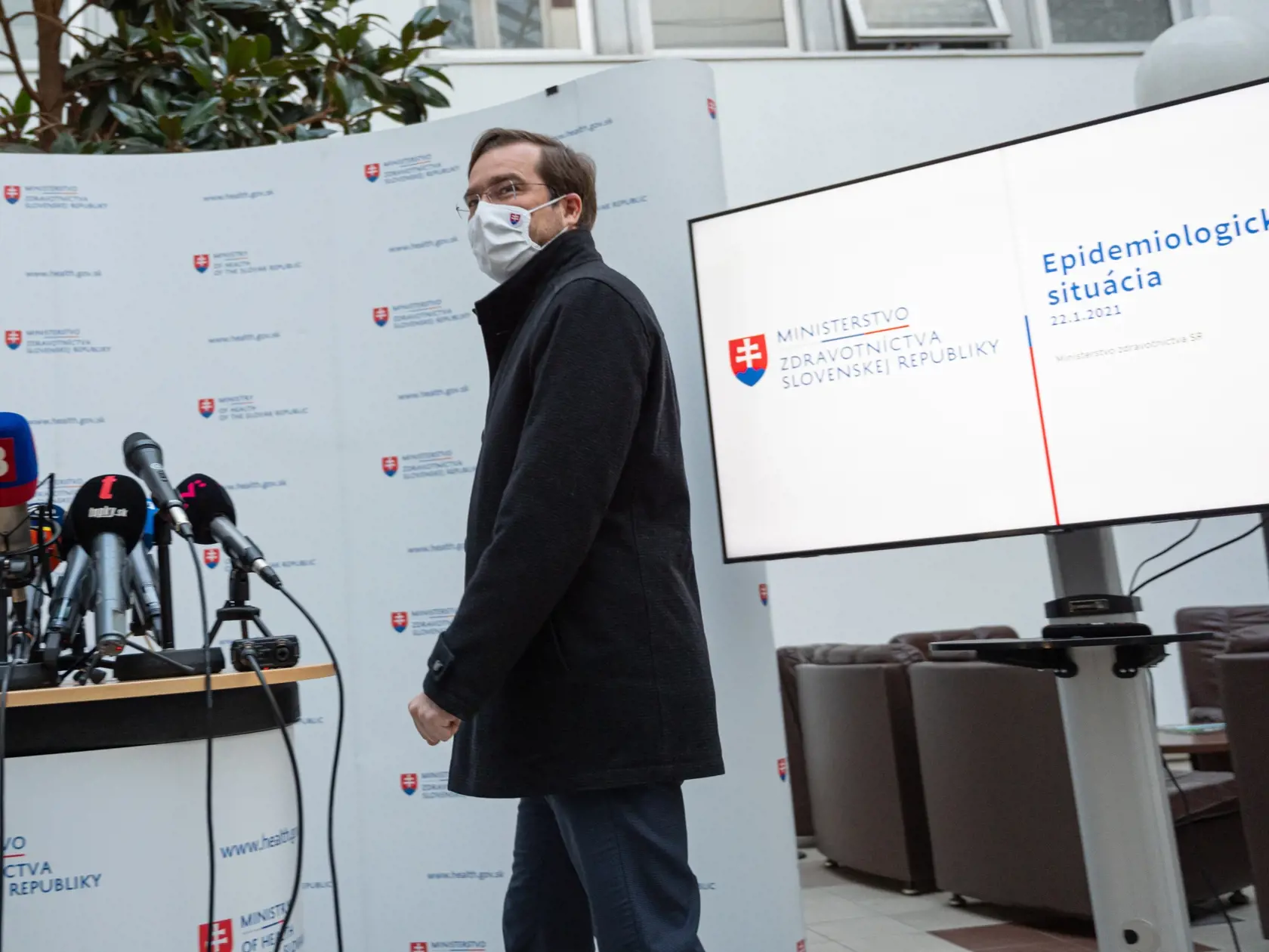 Minister zdravotníctva Marek Krajčí hovorí, že situácia je vážna a ani lockdown nezabral. Uvažuje sa o ďalšom sprísnení, napríklad formou sms priepustiek.