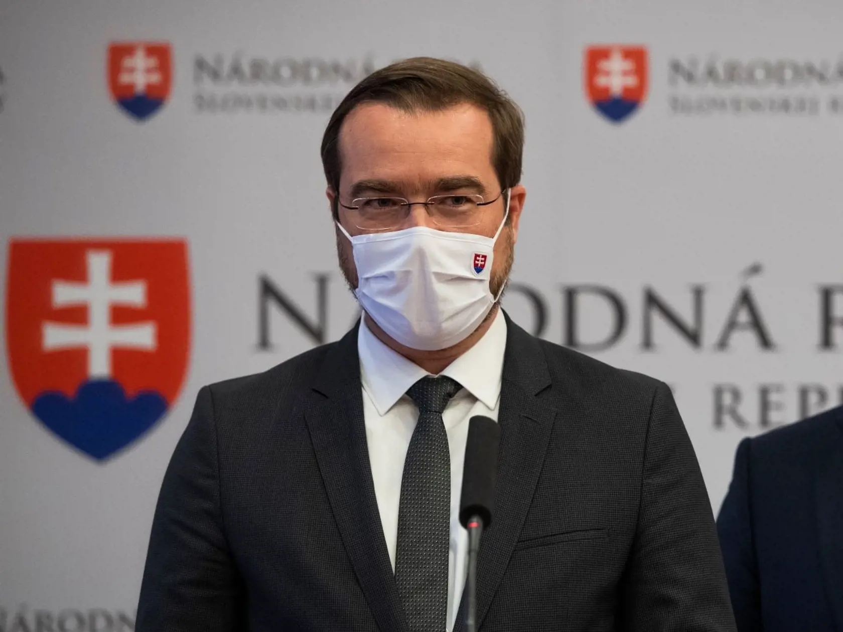 Minister zdravotníctva Marek Krajčí hovorí, že situácia je vážna a ani lockdown nezabral. Uvažuje sa o ďalšom sprísnení, napríklad formou sms priepustiek.