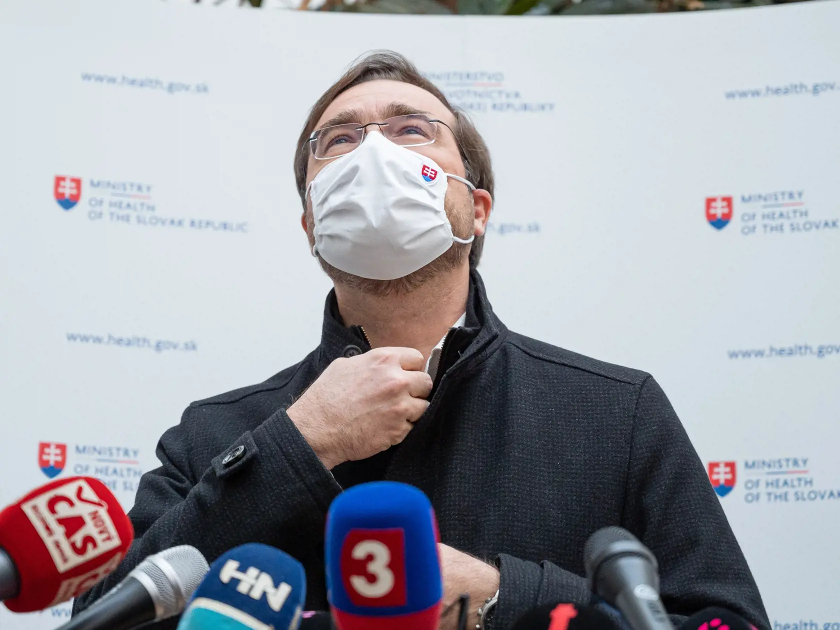 Minister zdravotníctva Marek Krajčí hovorí, že situácia je vážna a ani lockdown nezabral. Uvažuje sa o ďalšom sprísnení, napríklad formou sms priepustiek.