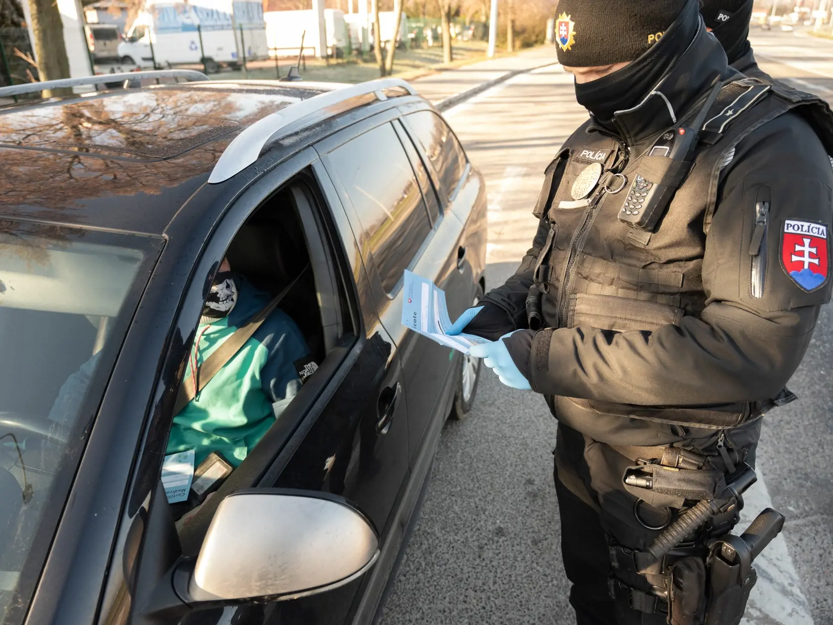 Či ľudia chodia von naozaj len na sms priepustky by mala kontrolovať polícia.