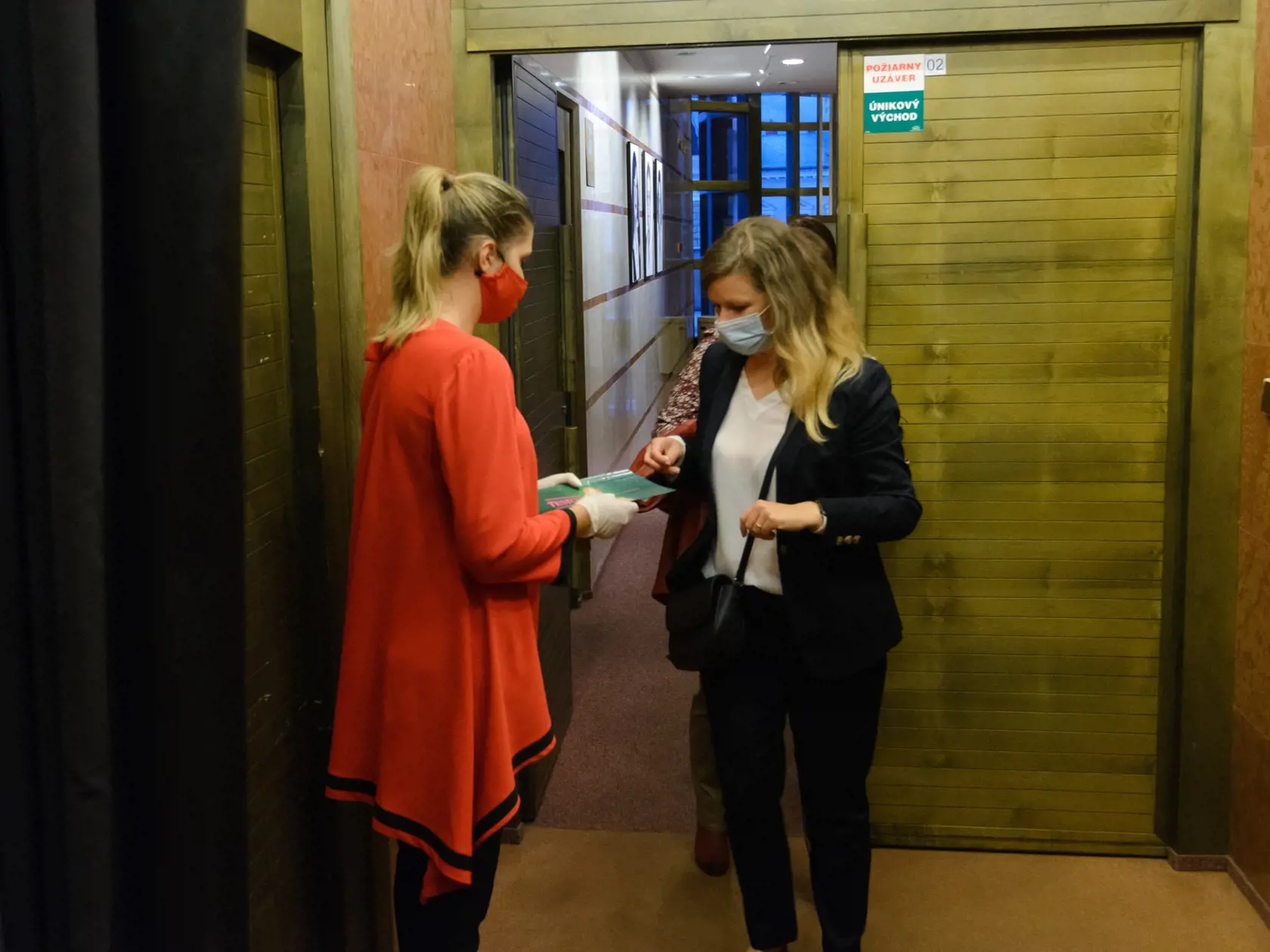 Či ľudia chodia von naozaj len na sms priepustky by mala kontrolovať polícia.