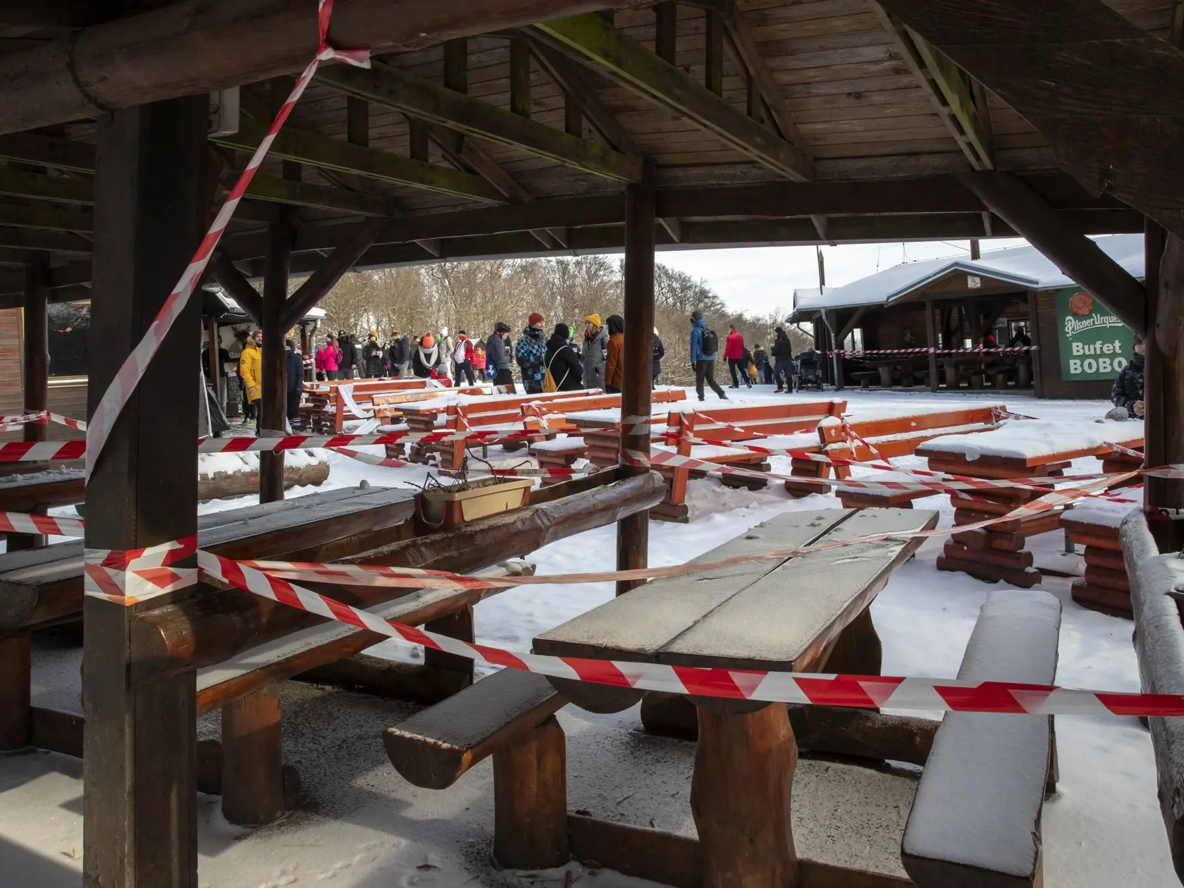 Na snímke je víkendová situácia na bratislavskej Kolibe počas lockdownu v období koronavírusu Covid - 19. Vrámci výnimky využilo množstvo ľudí možnosť pobytu na čerstvom vzduchu v rámci okresu. Na problematické parkovanie v danej lokalite dohliadala mestsá polícia.