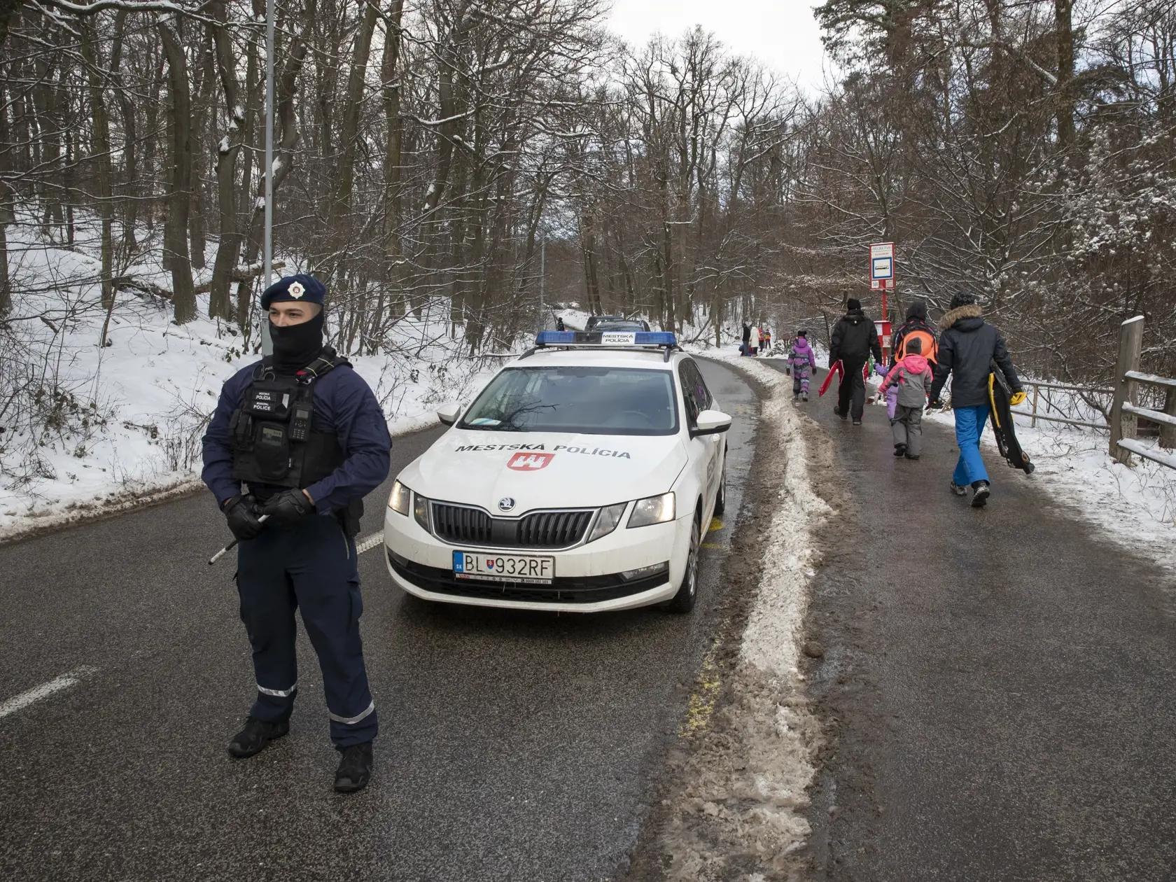 Na snímke je víkendová situácia na bratislavskej Kolibe počas lockdownu v období koronavírusu Covid - 19. Vrámci výnimky využilo množstvo ľudí možnosť pobytu na čerstvom vzduchu v rámci okresu. Na problematické parkovanie v danej lokalite dohliadala mestsá polícia.