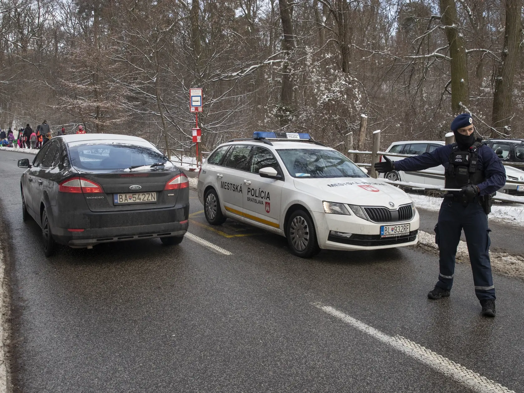 Na snímke je víkendová situácia na bratislavskej Kolibe počas lockdownu v období koronavírusu Covid - 19. Vrámci výnimky využilo množstvo ľudí možnosť pobytu na čerstvom vzduchu v rámci okresu. Na problematické parkovanie v danej lokalite dohliadala mestsá polícia.