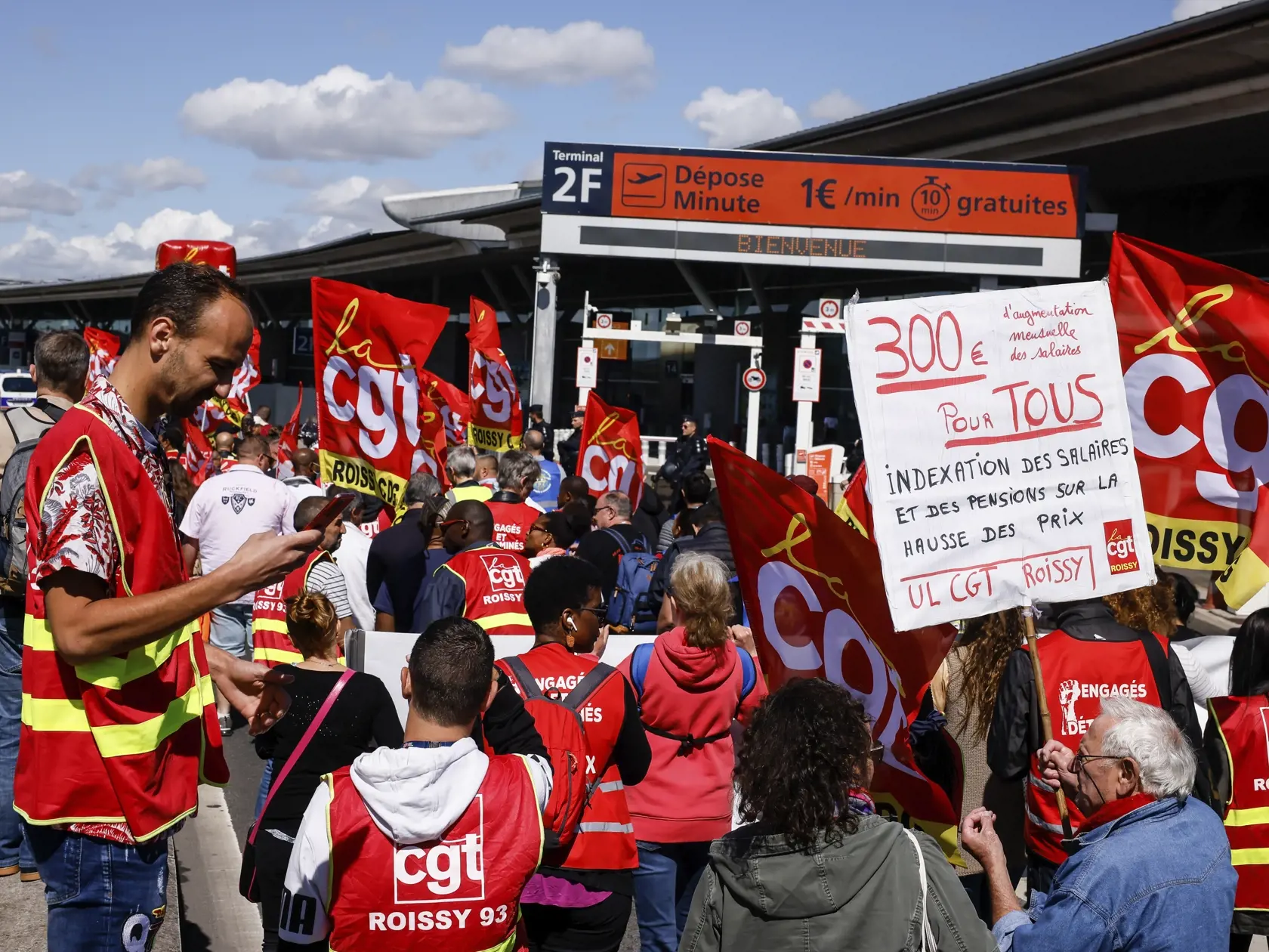 JB 19 Paríž - Francúzski odborári štrajkujú pred terminálom na letisku Roissy - Charles de Gaulle, severne od Paríža 1. júla 2022. Viaceré lety dnes zrušili pre štrajk francúzskych odborov na letisku v Paríži ako aj na ďalších francúzskych letiskách. Protestujúci odporári žiadajú zvýšenie platov v súvislosti so zrýchlením inflácie. FOTO TASR/AP

Unionists strikers demonstrate outside a terminal Friday, July 1, 2022 at Roissy airport, north of Paris. Flights from Roissy-Charles de Gaulle airport 