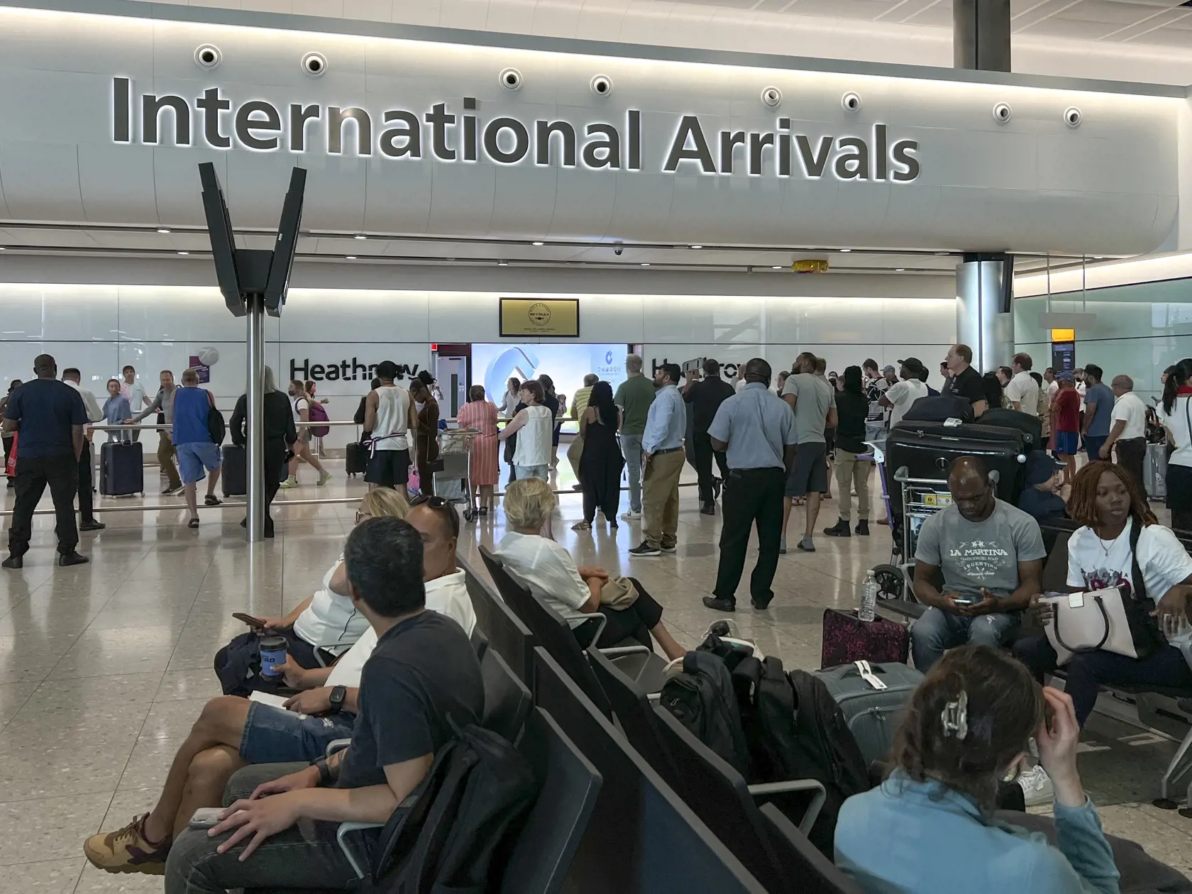 EBE 5 Londýn - Na snímke cestujúci na letisku Heathrow v Londýne v stredu 13. júla 2022. Londýnske letisko Heathrow oznámilo, že obmedzí počet odlietajúcich cestujúcich na 100.000 denne, aby zachovalo kvalitu ponúkaných služieb. FOTO TASR/AP


Travellers at Heathrow airport, in London, Wednesday, July 13, 2022. Heathrow Airport has introduced a cap on passenger numbers this summer as the aviation sector struggles to cope with demand for travel. No more than 100,000 daily passengers will be able 