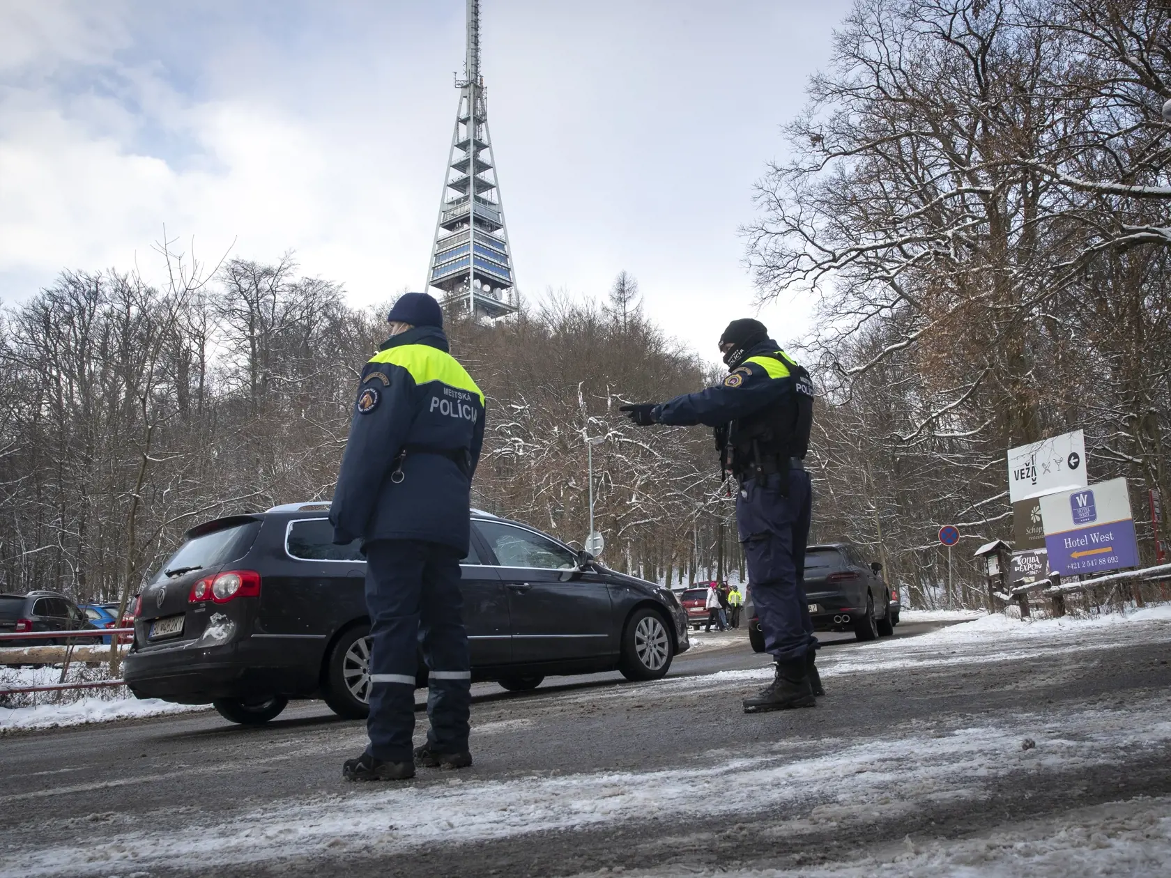 Na snímke je víkendová situácia na bratislavskej Kolibe počas lockdownu v období koronavírusu Covid - 19. Vrámci výnimky využilo množstvo ľudí možnosť pobytu na čerstvom vzduchu v rámci okresu. Na problematické parkovanie v danej lokalite dohliadala mestsá polícia.
