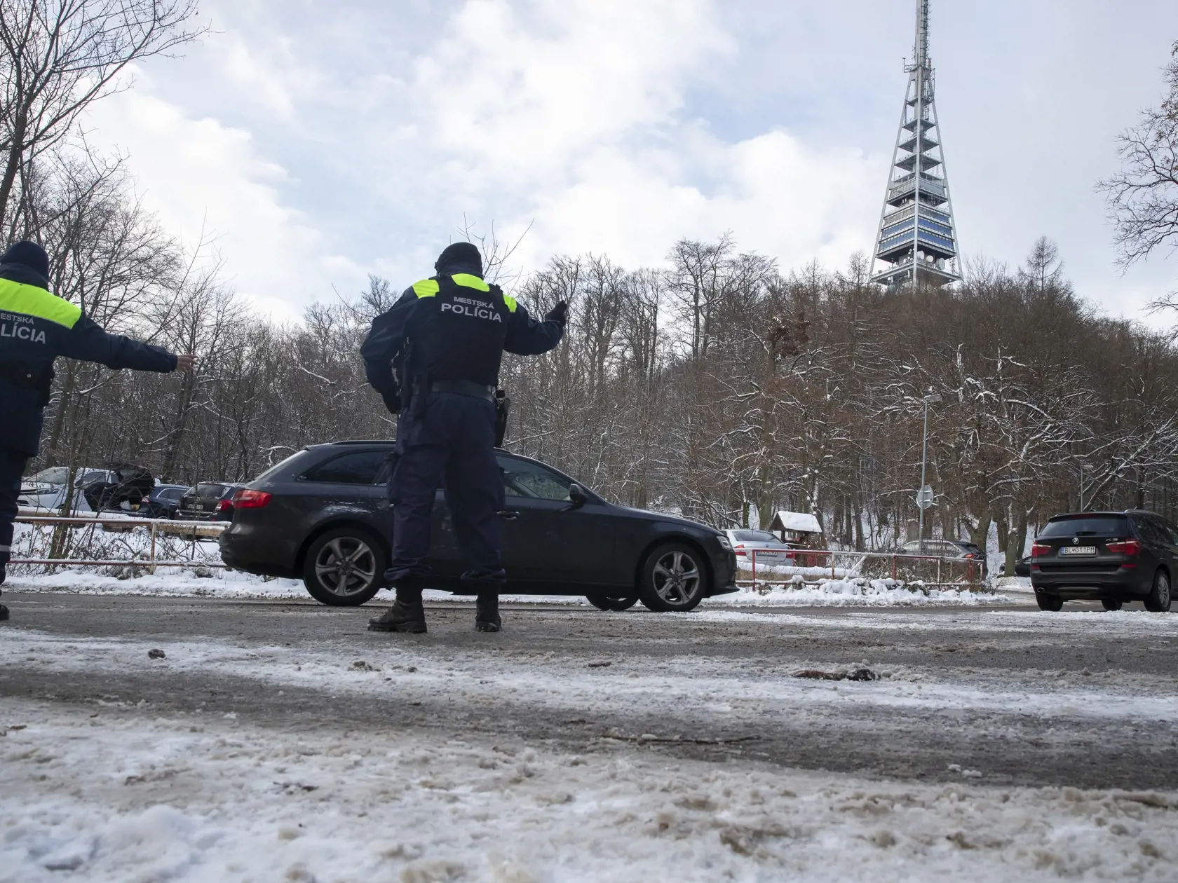Na snímke je víkendová situácia na bratislavskej Kolibe počas lockdownu v období koronavírusu Covid - 19. Vrámci výnimky využilo množstvo ľudí možnosť pobytu na čerstvom vzduchu v rámci okresu. Na problematické parkovanie v danej lokalite dohliadala mestsá polícia.