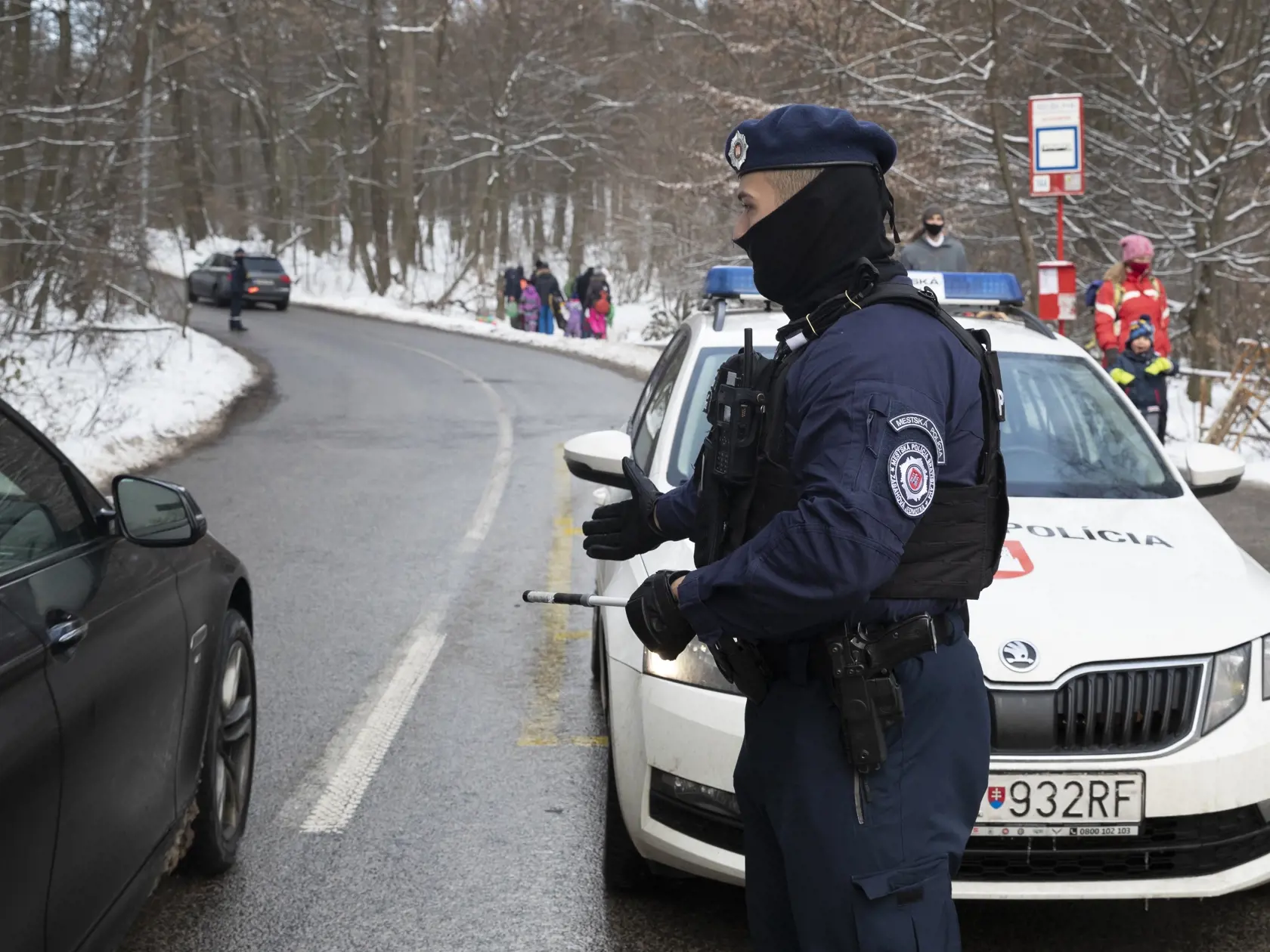 Na snímke je víkendová situácia na bratislavskej Kolibe počas lockdownu v období koronavírusu Covid - 19. Vrámci výnimky využilo množstvo ľudí možnosť pobytu na čerstvom vzduchu v rámci okresu. Na problematické parkovanie v danej lokalite dohliadala mestsá polícia.