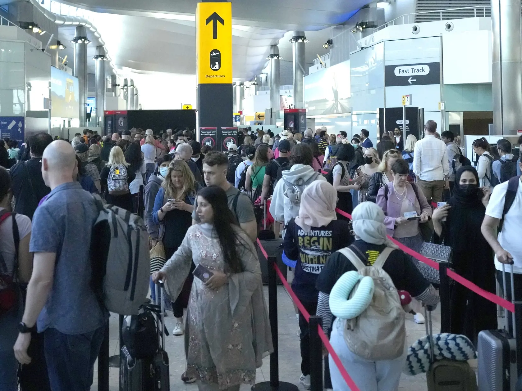 JB 20 Londýn - Cestujúci čakajú v rade na bezpečnostnú kontrolu na medzinárodnom letisku Heathrow v Londýne 22. júna 2022. Pasažieri čelia na začiatku letnej sezóny zrušeniam viacerých letov a dlhým radom na letiskách pre krízový stav letiskového personálu v Británii. FOTO TASR/AP 

Travellers queue at security at Heathrow Airport in London, Wednesday, June 22, 2022. People face travelling disruption and long queues at airports amid the industry's ongoing staffing crisis. (AP Photo/Frank Augstei