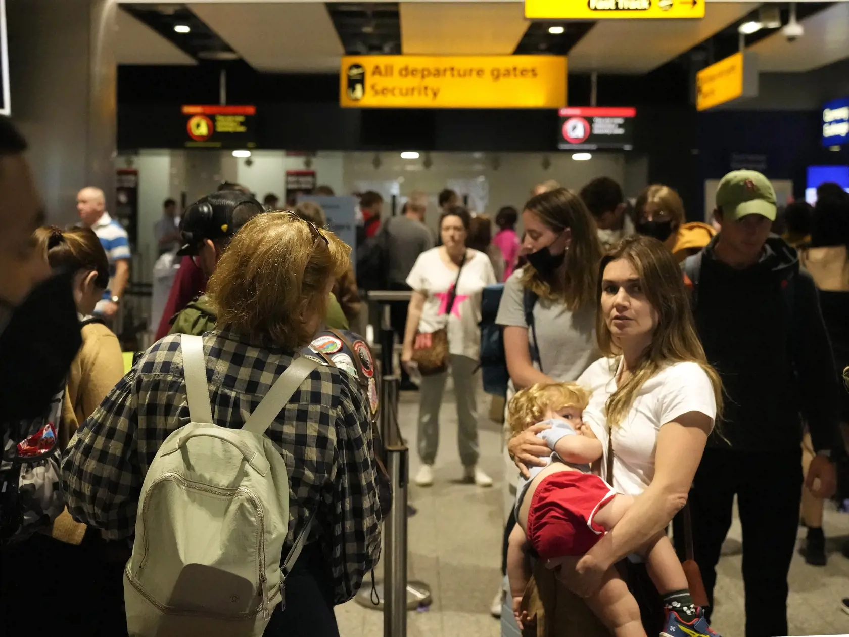 JB 14 Londýn - Cestujúci čakajú v rade na bezpečnostnú kontrolu na medzinárodnom letisku Heathrow v Londýne 22. júna 2022. Pasažieri čelia na začiatku letnej sezóny narušeniam viacerých letov a dlhým radom na letiskách pre krízový stav letiskového personálu v Británii. FOTO TASR/AP 

Travellers queue at security at Heathrow Airport in London, Wednesday, June 22, 2022. People face travelling disruption and long queues at airports amid the industry's ongoing staffing crisis. (AP Photo/Frank Augste