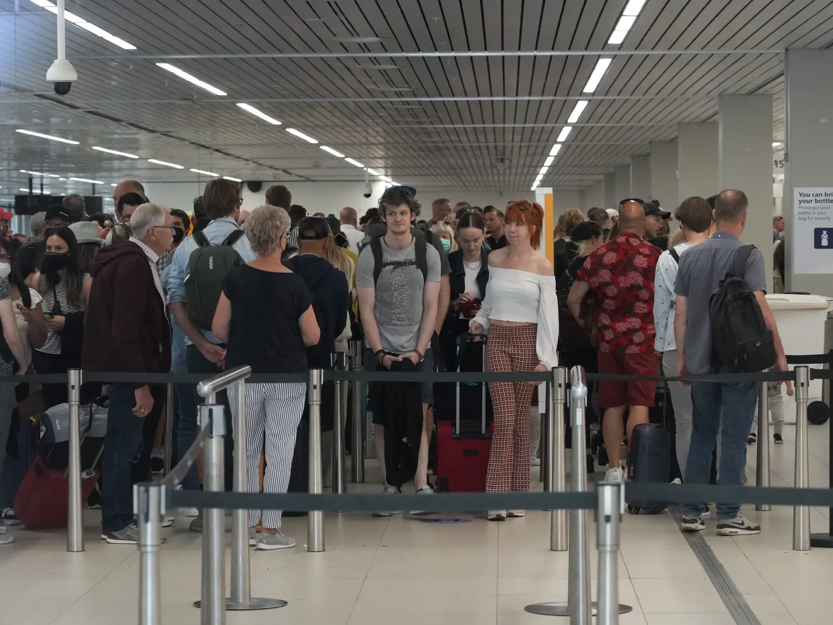 JB 4 Schiphol  - Cestujúci čakajú na check in a v odletovej hale na medzinárodnom letisku Schiphol v Amsterdame 21. júna 2022. Letisko posilnilo lety v rámci letnej sezóny, v ktorej prepraví denne tisícky pasažierov. FOTO TASR/AP 

Travelers wait in long lines to check in and board flights at Amsterdam's Schiphol Airport, Netherlands, Tuesday, June 21, 2022. The airport is reining in flight departures over its busy summer period because shortages of security staff mean it cannot cope with the hi