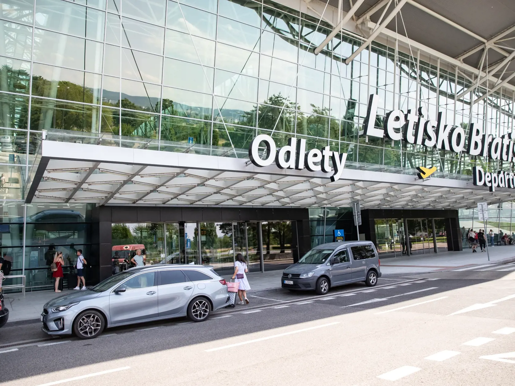 Letisko M. R. Štefánika má aktuálne 518 zamestnancov. V období pred krízou, v roku 2019, keď boli zaznamenané historicky najvyššie počty odbavených cestujúcich, pracovalo v letiskovej spoločnosti 631 osôb, čo v súčasnosti predstavuje pokles o 20 percent.