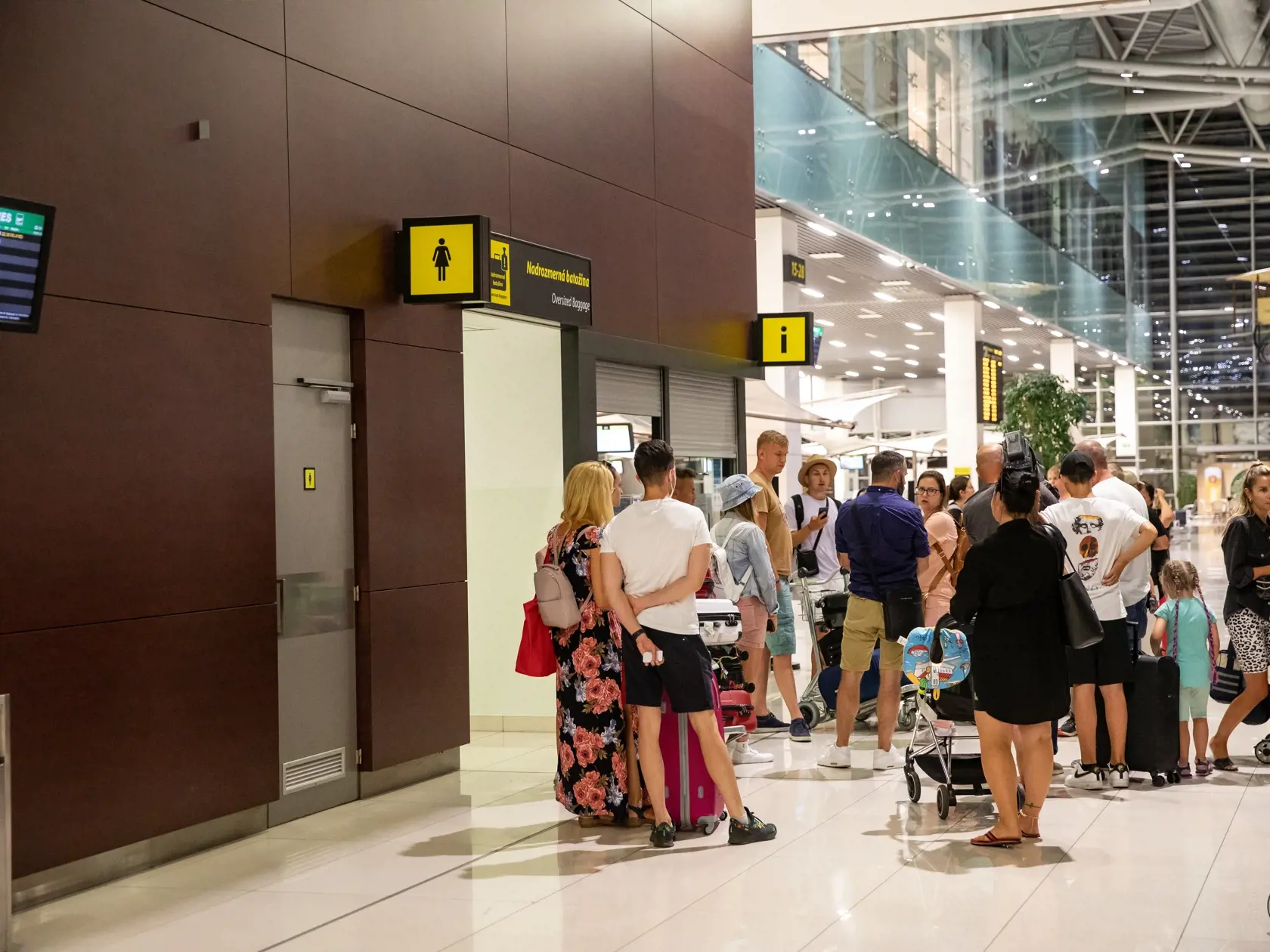 Anketa s cestujúcimi z Korfu, ktorým zrušili let pre technické problémy. Prevažne rodiny s deťmi teda museli zostať celú noc v odletovej hale bez klimatizácie, od cestovky dostali iba fľašu vody.
