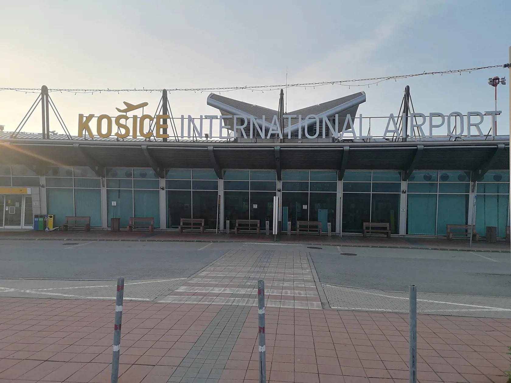 Letisko Košice zatiaľ problémy nemá, tvrdí hovorkyňa Karolína Linhartová: Problémy s nedostatkom personálu nemáme. Prijali sme 4 nových zamestnancov do trvalého pracovného pomeru. Momentálne máme dostatočný počet zamestnancov v trvalom pracovnom pomere. Počas letnej sezóny zamestnávame aj brigádnikov, aby sme boli čo najlepšie pripravení.
