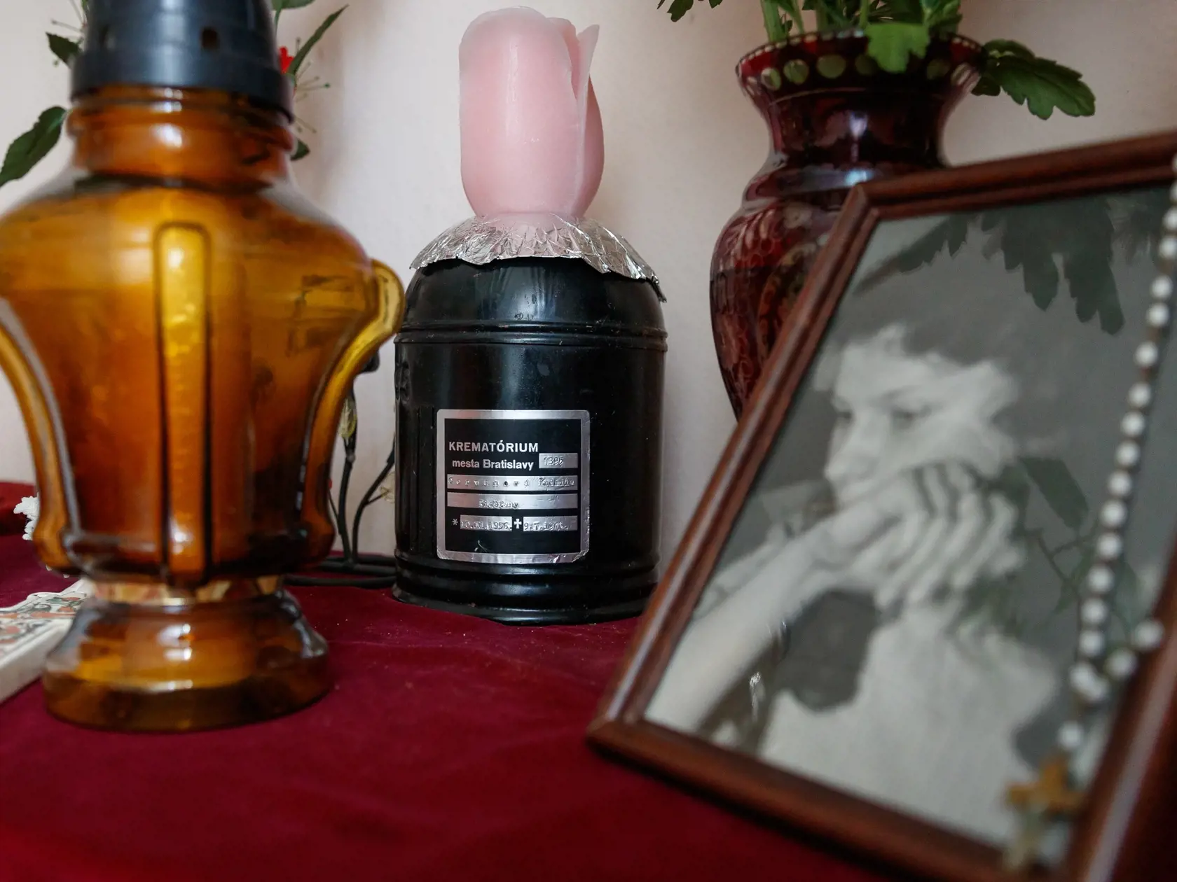 Rozhovor s pani Margarétou Cervanovou, ktorej dcéru, medičku Ľudmilu Cervanovú znásilnili a zavraždili v roku 1976 - kauza Cervanová. Na snímke je urna s popolom Ľudmily Cervanovej. Prianím pani Margaréty je uloženie ich spoločných ostatkov do jedného hrobu.