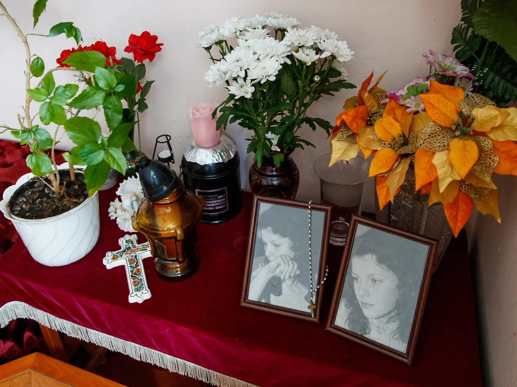 Rozhovor s pani Margarétou Cervanovou, ktorej dcéru, medičku Ľudmilu Cervanovú znásilnili a zavraždili v roku 1976 - kauza Cervanová. Na snímke je pietne miesto v byte pani Cervanovej.