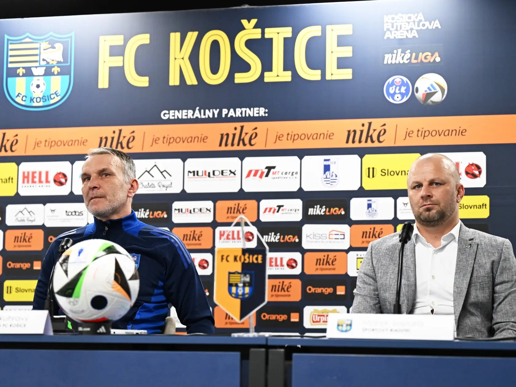 Na snímke sprava športový riaditeľ FC Košice Marek Sapara a tréner mužstva FC Košice Roman Skuhravý počas tlačovej konferencie FC Košice pred štartom jarnej časti Niké ligy v Košiciach 5. februára 2025. FOTO TASR – František Iván