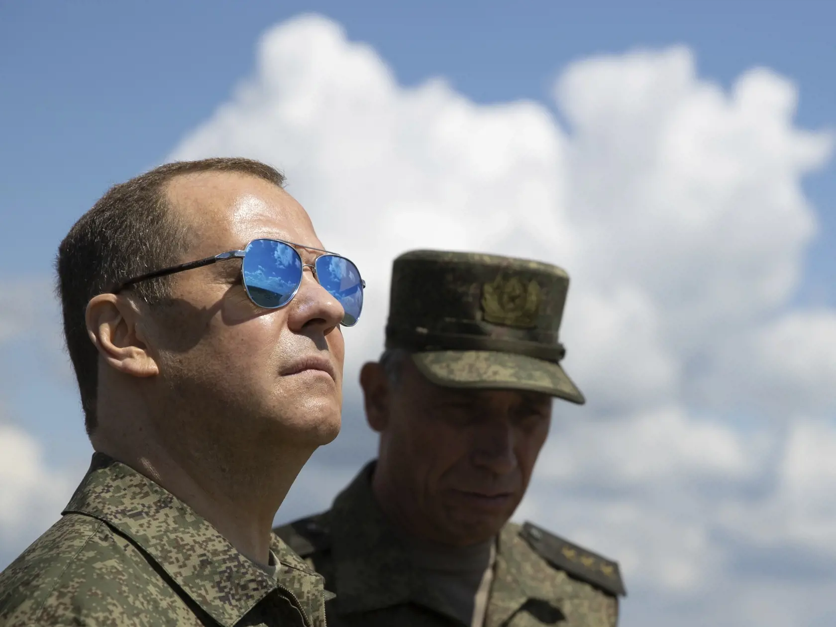 Na archívnej snímke zo 14. júla 2023 bývalý ruský prezident a terajší podpredseda Rady bezpečnosti Ruskej federácie Dmitrij Medvedev (vľavo) počas návštevy vojenskej posádky v Orenburskej oblasti na juhozápade Ruska.