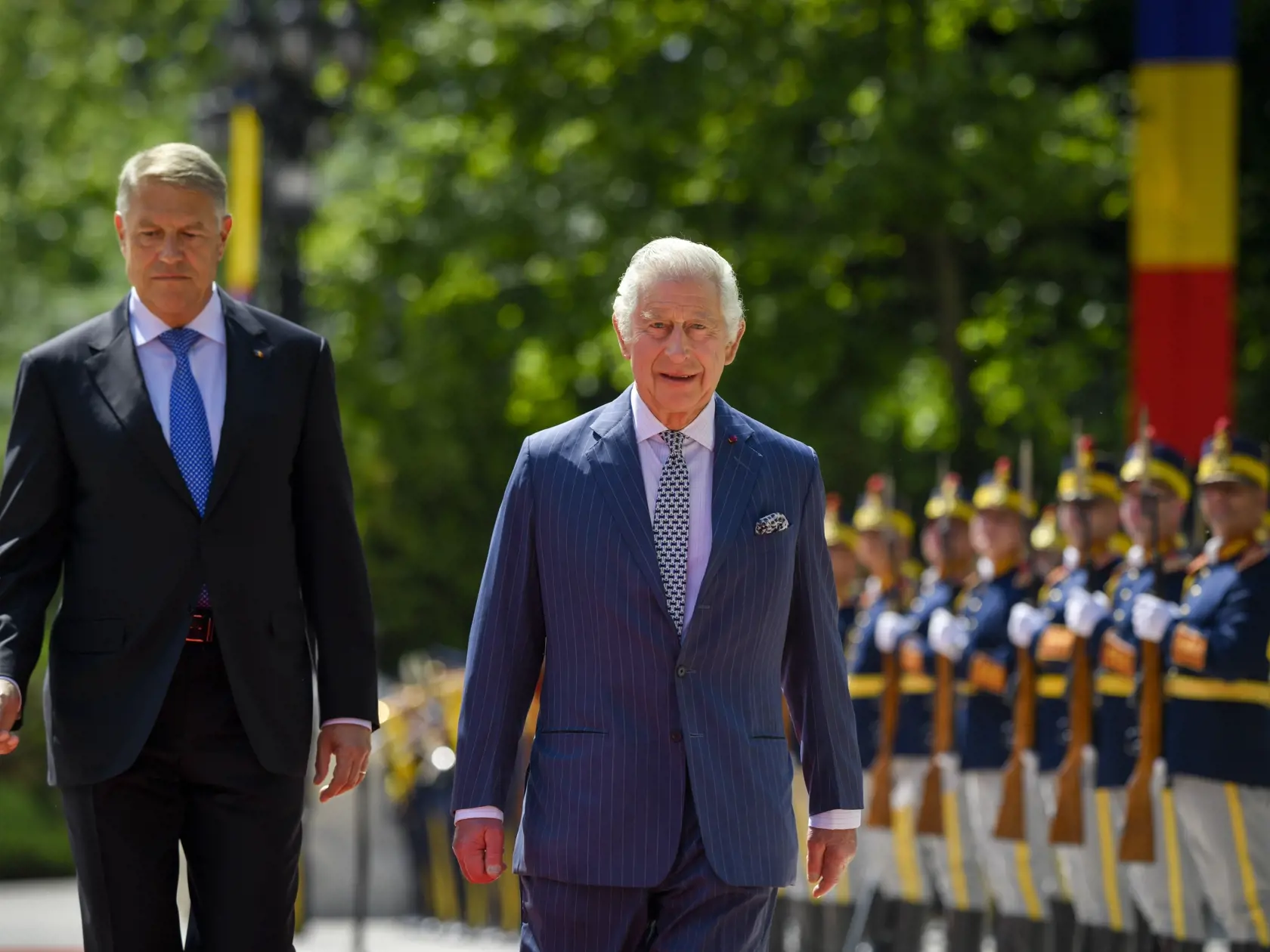 EBE 27 Bukurešť - Na snímke sprava britský kráľ Karol III.  a rumunský prezident Klaus Iohannis počas prehliadky čestnej stráže v rámci uvítacieho ceremoniálu v Bukurešti 2. júna 2023. FOTO TASR/AP

Britain's King Charles III reviews an honor guard along with Romanian President Klaus Iohannis during a welcoming ceremony at the Cotroceni Presidential Palace in Bucharest, Romania, Friday, June 2, 2023. (AP Photo/Alexandru Dobre)