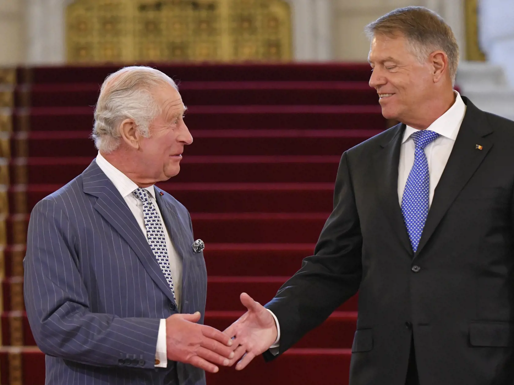 EBE 29 Bukurešť - Na snímke zľava britský kráľ Karol III. a rumunský prezident Klaus Iohannis si podávajú ruky počas uvítania v prezidentskom paláci v Bukurešti 2. júna 2023. FOTO TASR/AP

Britain's King Charles III shakes hands with Romanian President Klaus Iohannis during a welcoming ceremony at the Cotroceni Presidential Palace in Bucharest, Romania, Friday, June 2, 2023. (AP Photo/Alexandru Dobre)