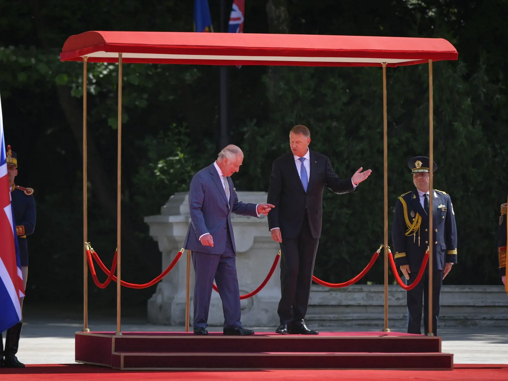 EBE 30 Bukurešť - Na snímke zľava britský kráľ Karol III. a rumunský prezident Klaus Iohannis počas uvítania v prezidentskom paláci v Bukurešti 2. júna 2023. FOTO TASR/AP

Britain's King Charles III speaks to Romanian President Klaus Iohannis during a welcoming ceremony at the Cotroceni Presidential Palace in Bucharest, Romania, Friday, June 2, 2023. (AP Photo/Alexandru Dobre)