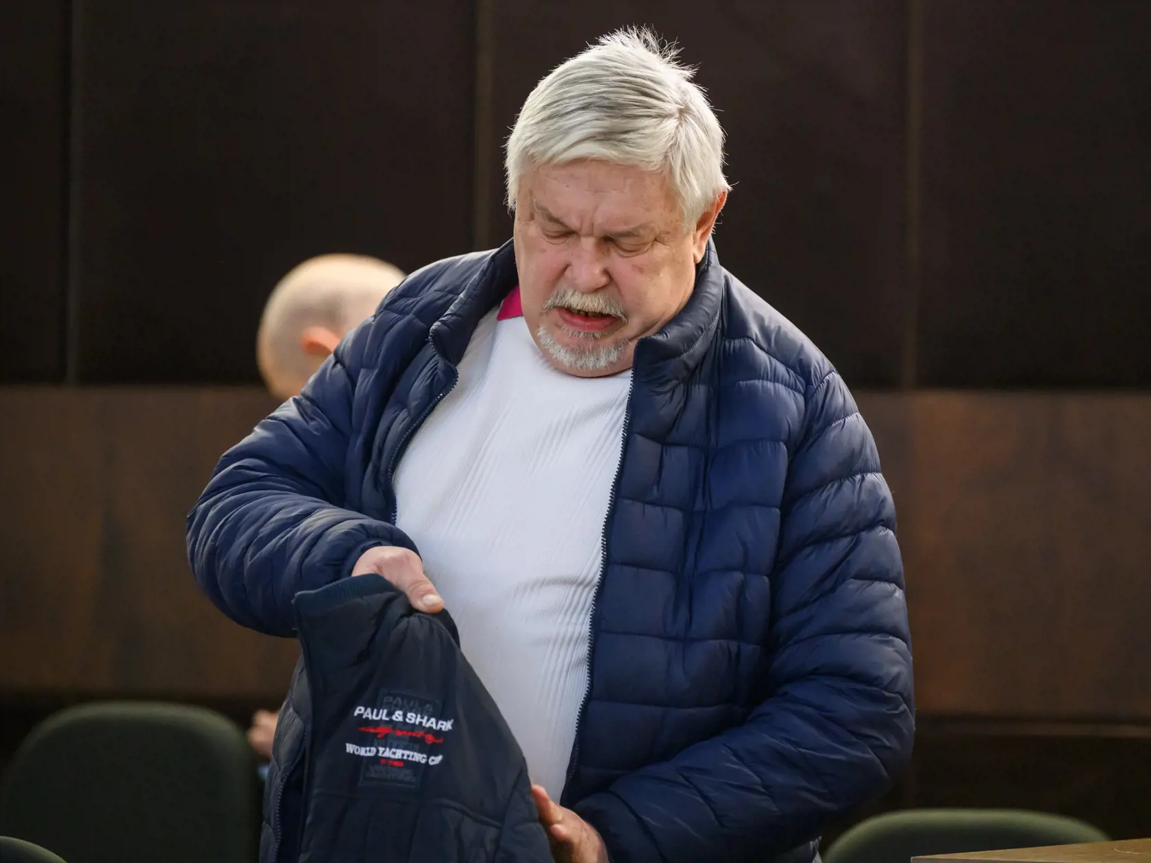 Právoplatne odsúdený Miloš Kocúr prichádza do súdnej siene na verejné zasadnutie 27. januára 2025.