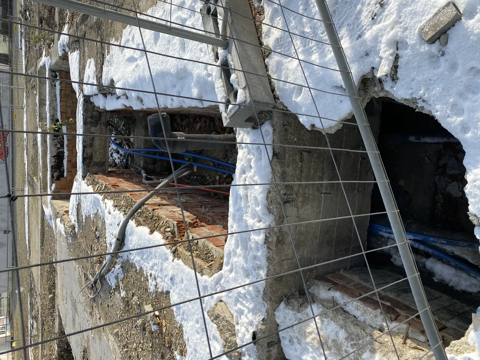 Šachta, cez potrubie v nej vnikal zrejme plyn do bytového domu.