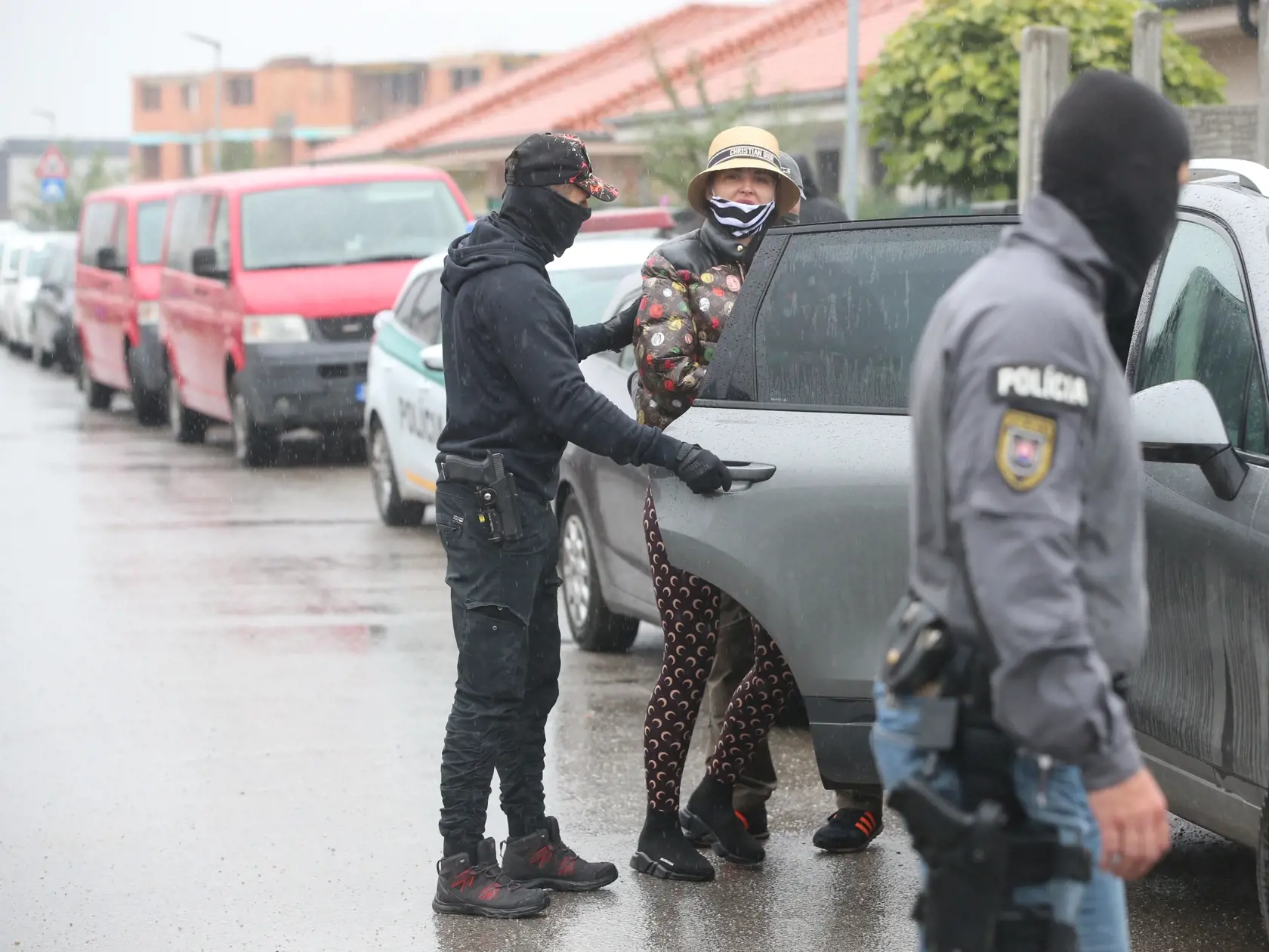 Zuzana Plačková a jej manžel René v rukách polície.