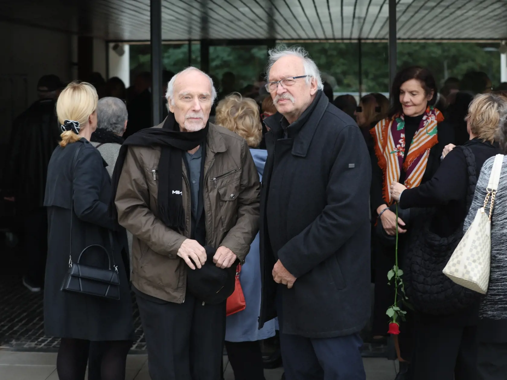 Posledná rozlúčka s herečkou Evou Rysovou († 91). Na snímke Ivan Letko (vľavo) a František Kovár (vpravo).