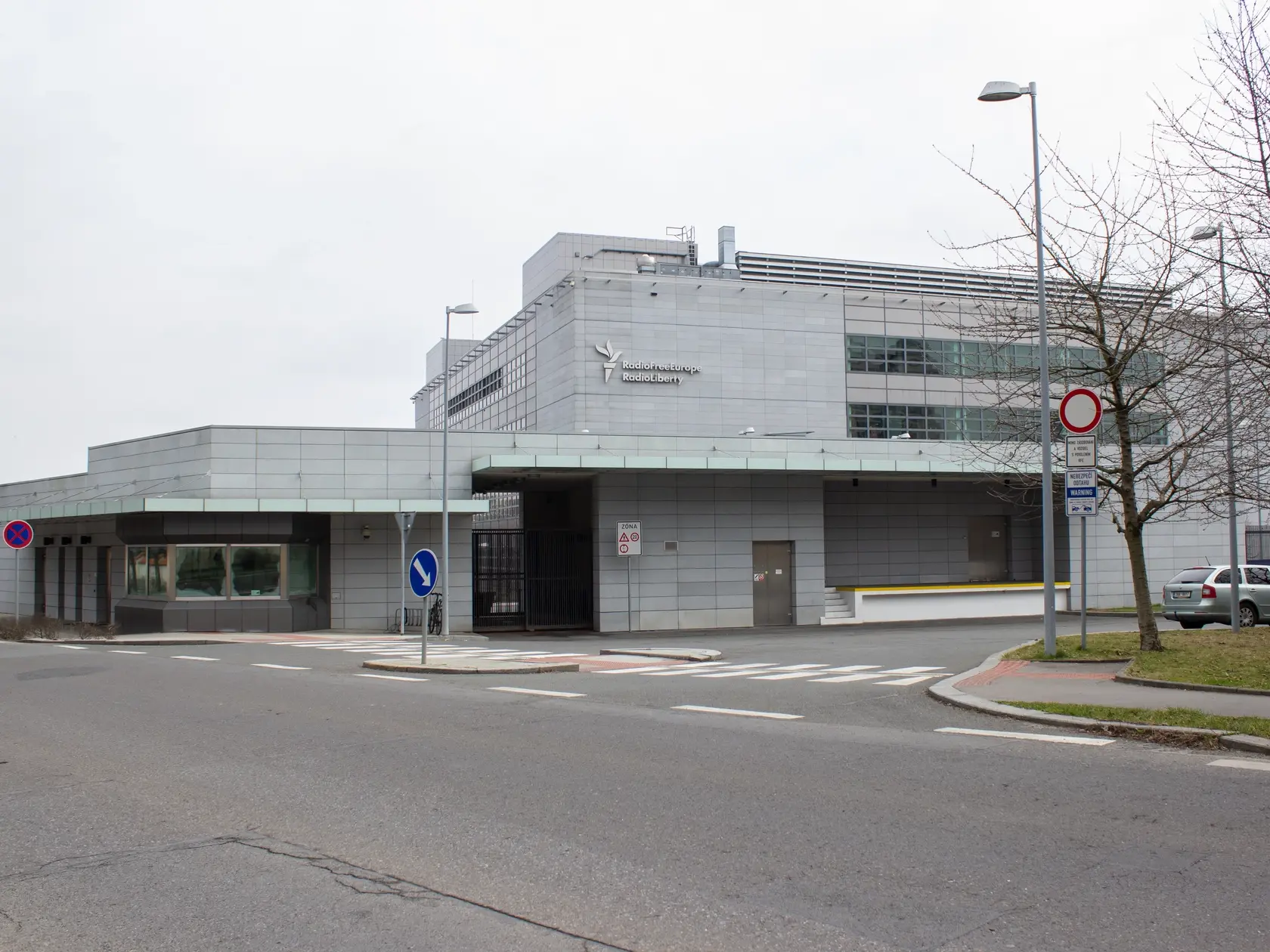 Na snímke Rádio Slobodná Európa - Rádio Sloboda (RFE/RL), ktoré sídli v pražskej štvrti Strašnice. V súčasnosti vysiela v 27 jazykoch do 23 krajín sveta. Dosiaľ bolo financované grantom z rozpočtu Kongresu USA. Praha, 25. marca 2025.