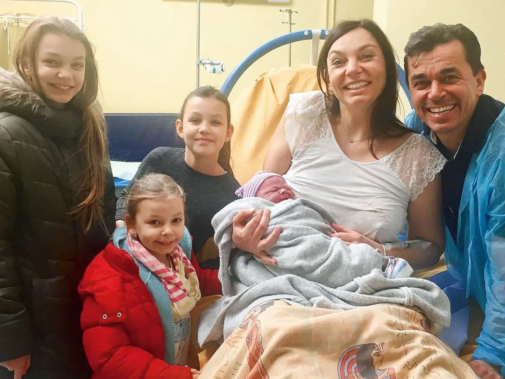 Herec bol manželke oporou aj na pôrodnej sále. Jeho tri dcéry sa vytúženého bračeka
nevedeli dočkať.