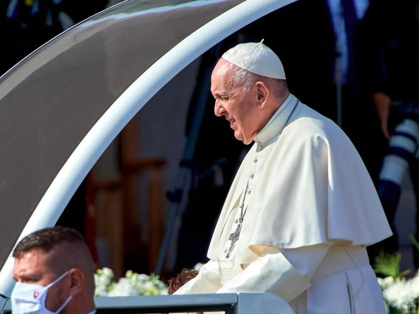 Jazda papamobilom pomedzi veriacich pred prešovskou mestskou halou pred začiatkom svätej liturgie.