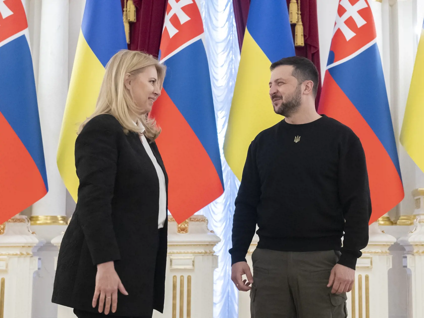 Prezidentka SR Zuzana Čaputová spolu s českým prezidentom Petrom Pavlom pricestovali na návštevu Ukrajiny v piatok ráno 28. apríla 2023. Na snímke vľavo prezidentka SR Zuzana Čaputová a vpravo prezident Ukrajiny Volodymir Zelenskyj počas privítania pred ich strenutím v Kyjeve v piatok 28. apríla 2023. FOTO TASR - Martin Baumann
