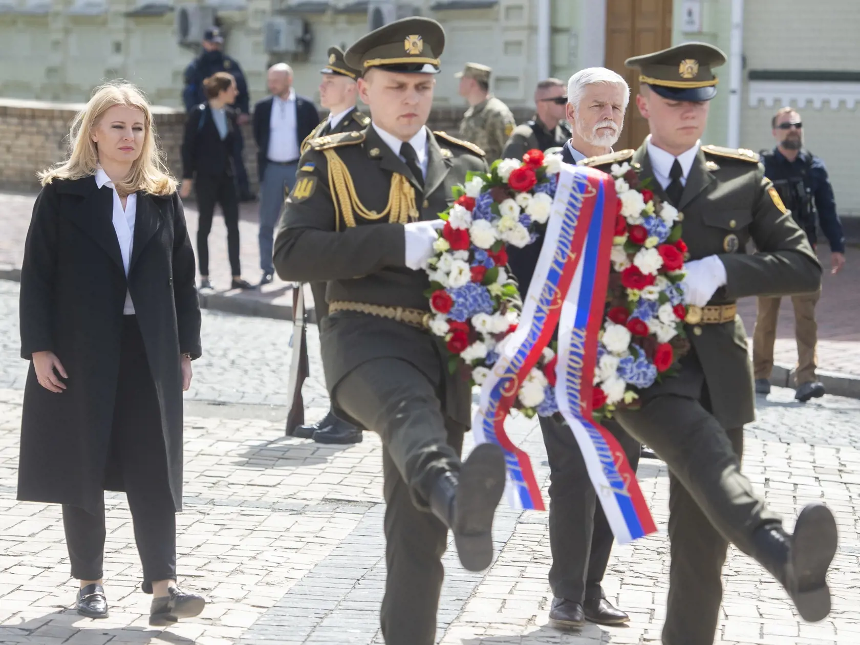 Prezidentka SR Zuzana Čaputová spolu s českým prezidentom Petrom Pavlom pricestovali na návštevu Ukrajiny v piatok ráno 28. apríla 2023. Na snímke prezidentka SR Zuzana Čaputová (vľavo) a český prezident Petr Pavel (druhý sprava) prichádzajú k Pamätníku padlých hrdinov vo vojne v Kyjeve v piatok 28. apríla 2023. FOTO TASR - Martin Baumann