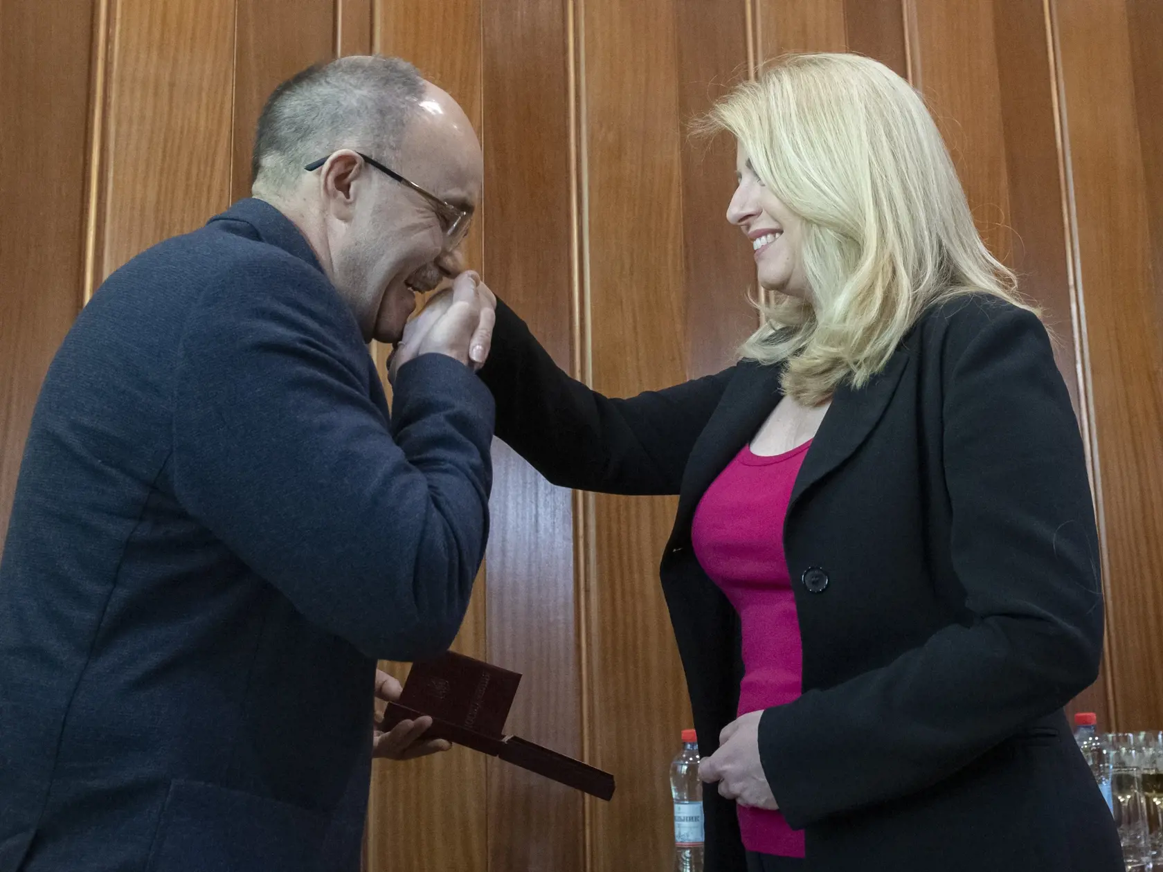 Prezidentka SR Zuzana Čaputová spolu s českým prezidentom Petrom Pavlom pricestovali na návštevu Ukrajiny. Na snímke prezidentka SR Zuzana Čaputová si preberá vyznamenanie od zástupcu fondu Ukrajinskej charitatívneho fondu v SR v sobotu 29. apríla 2023 v Kyjeve. FOTO TASR - Martin Baumann