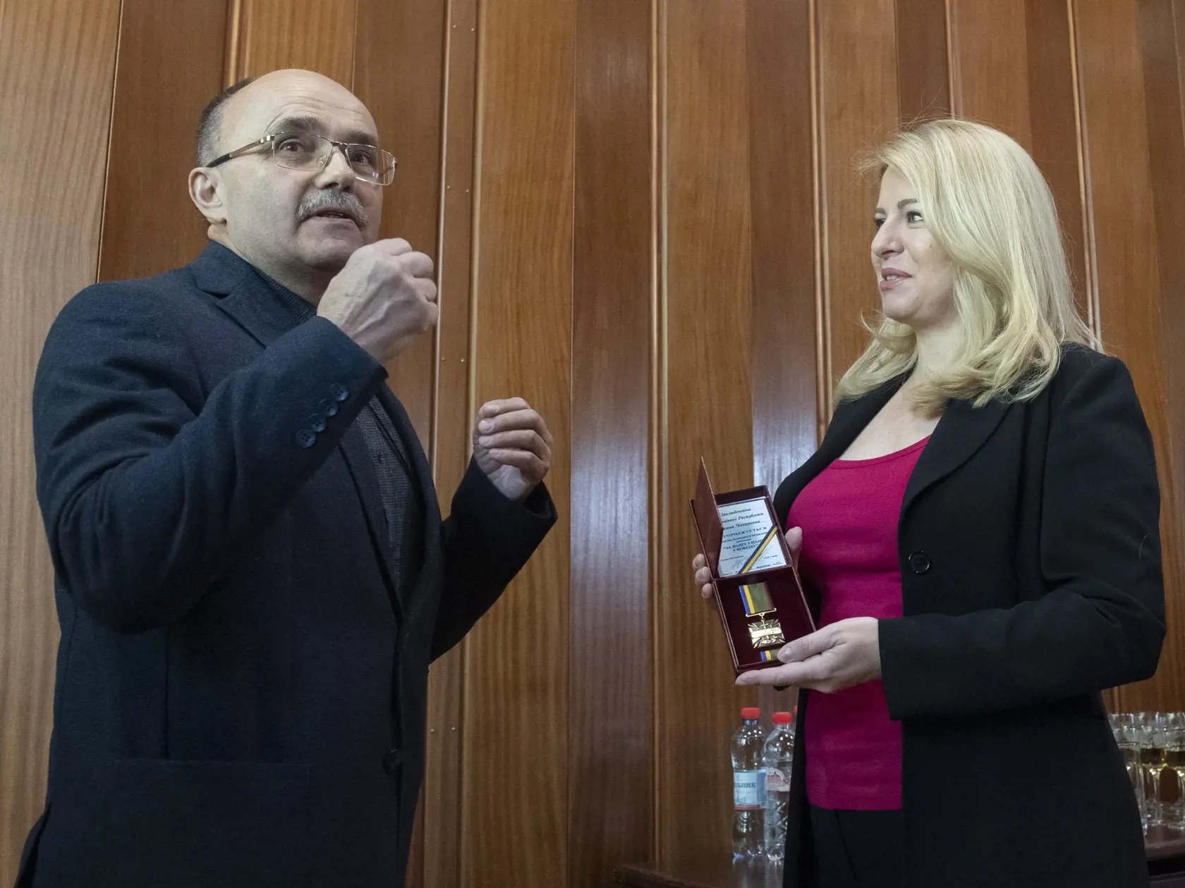 Prezidentka SR Zuzana Čaputová spolu s českým prezidentom Petrom Pavlom pricestovali na návštevu Ukrajiny. Na snímke prezidentka SR Zuzana Čaputová si preberá vyznamenanie od zástupcu fondu Ukrajinskej charitatívneho fondu v SR v sobotu 29. apríla 2023 v Kyjeve. FOTO TASR - Martin Baumann