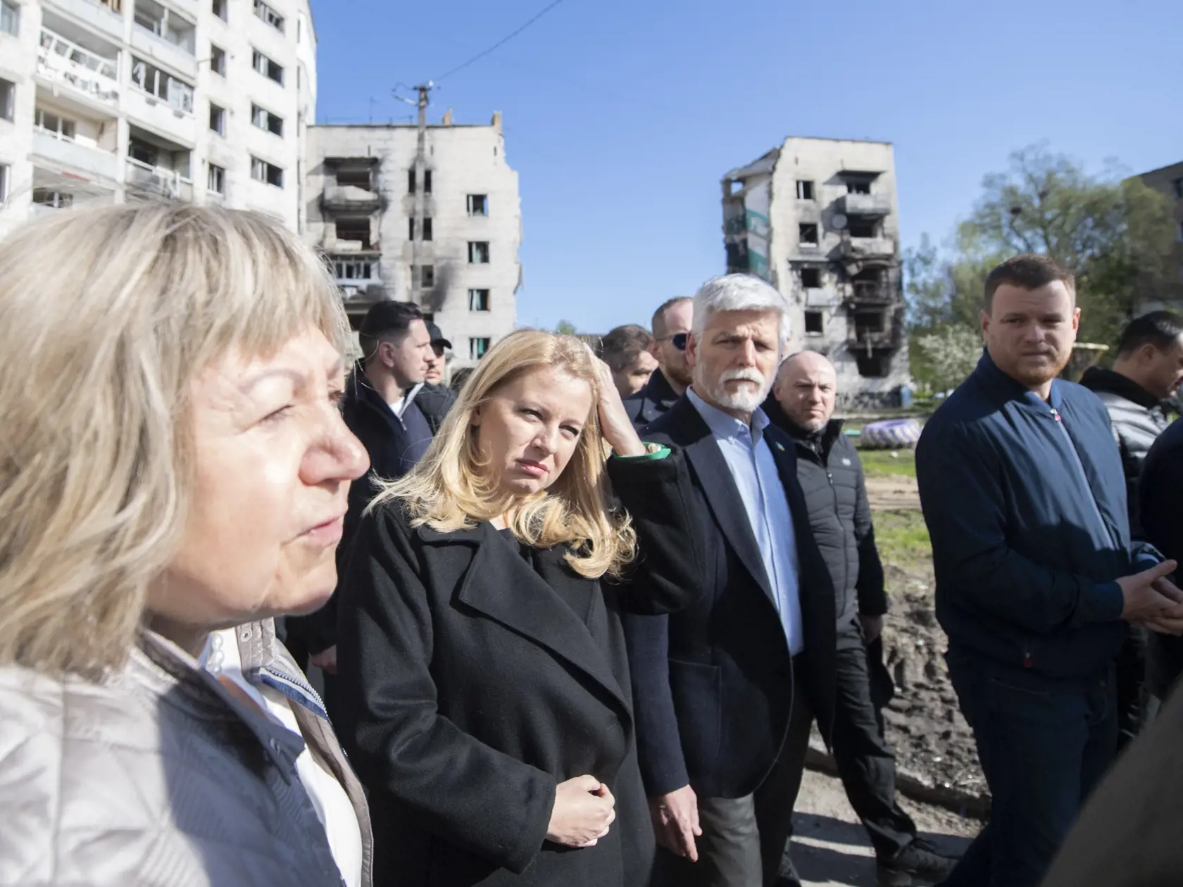 Prezidentka SR Zuzana Čaputová spolu s českým prezidentom Petrom Pavlom pricestovali na návštevu Ukrajiny v piatok ráno 28. apríla 2023. Na snímke prezidentka SR Zuzana Čaputová  (uprostred) a český prezident Petr Pavel (tretí zľava) si prezerajú mesto Boroďanka v Kyjevskej oblasti, ktoré ťažko zasiahla ruská vojenská agresia v krajine v piatok 28. apríla 2023. FOTO TASR - Martin Baumann