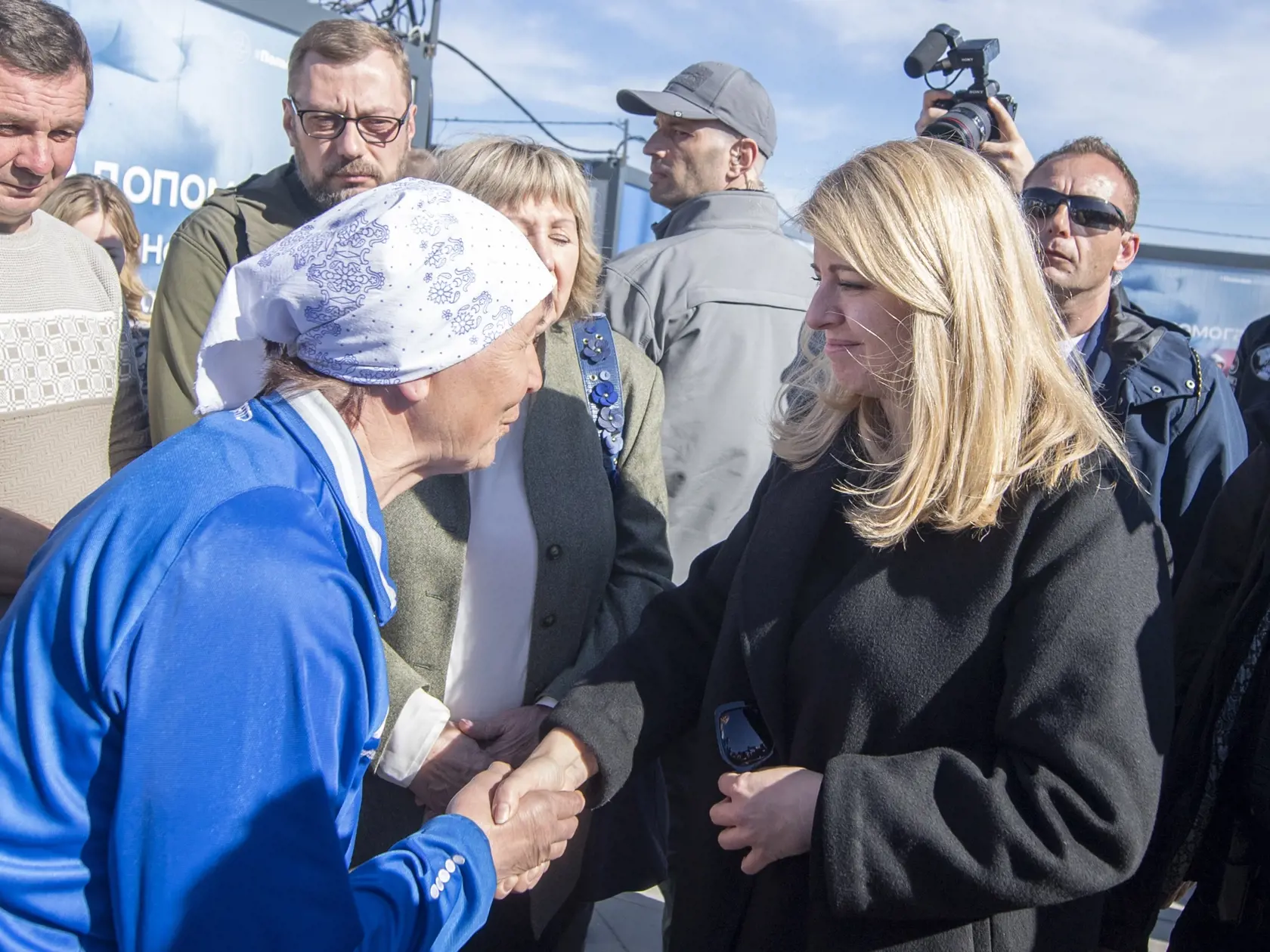 Prezidentka SR Zuzana Čaputová spolu s českým prezidentom Petrom Pavlom pricestovali na návštevu Ukrajiny. Prezidentka SR Zuzana Čaputová (vpravo) navštívila zbombardovanú obec Novoselivka, kde zriadili modulárne mestečko 29. apríla 2023. FOTO TASR - Martin Baumann