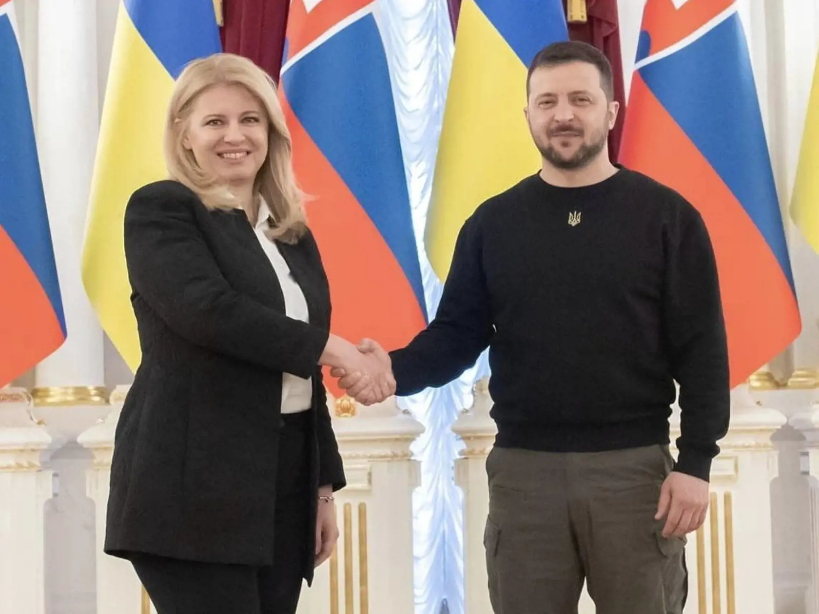 "V predvolebných prieskumoch však pred septembrovými voľbami vedie populistická strana Smer-SD vedená kontroverzným bývalým premiérom Robertom Ficom, ktorý vyzýva na ukončenie vojenskej podpory Ukrajiny," píše Politico.