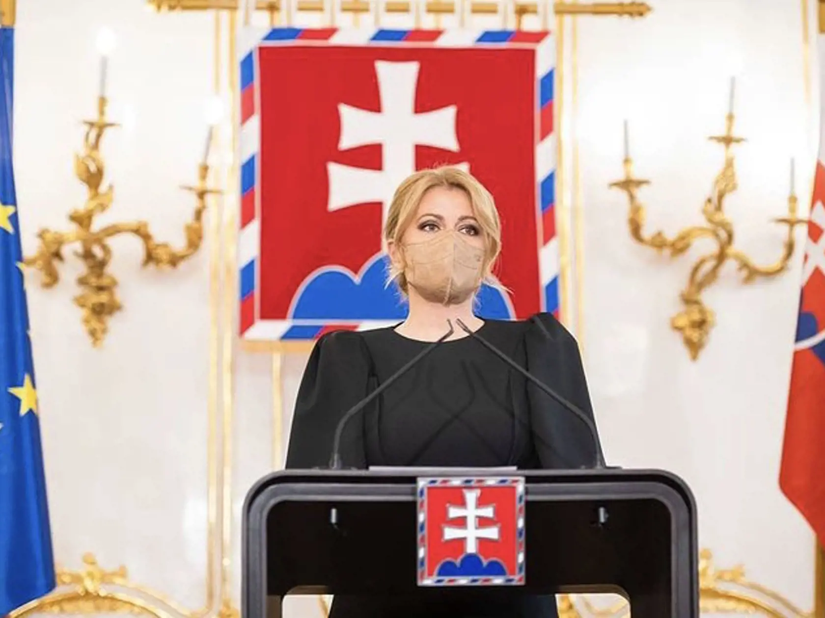 Zuzana Čaputová randí s Jurajom Rizmanom, ktorý má syna Juraja. Prezidentka má psa Leona.