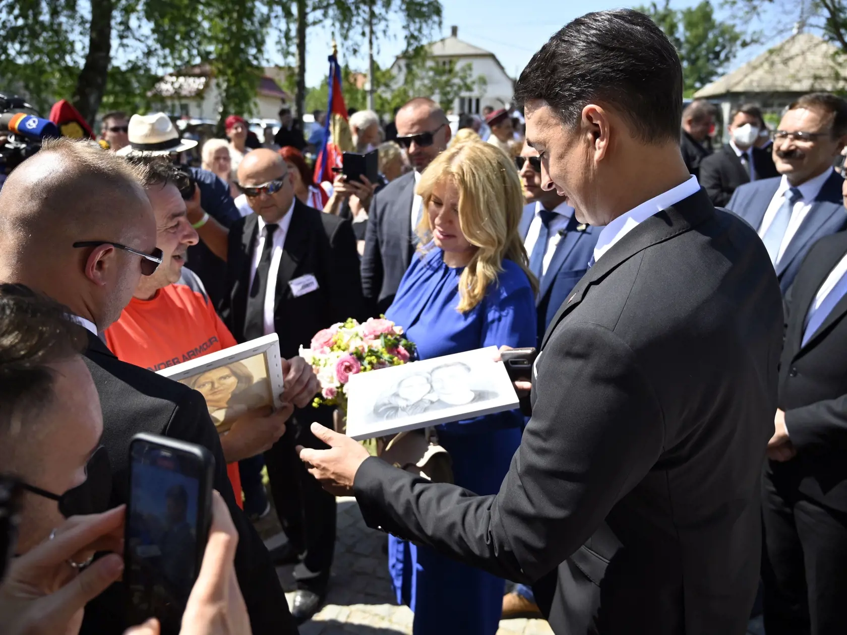 Na snímke druhá sprava prezidentka Slovenskej republiky Zuzana Čaputová s partnerom Jurajom Rizmanom (na snímke vpravo) sa vítajú s občanmi 19. júna 2021 počas slávnostného otvorenia zrekonštruovaného kaštieľa v obci Borša v okrese Trebišov, ktorý je rodiskom Františka (Ferenc) II. Rákócziho. FOTO TASR - Roman Hanc