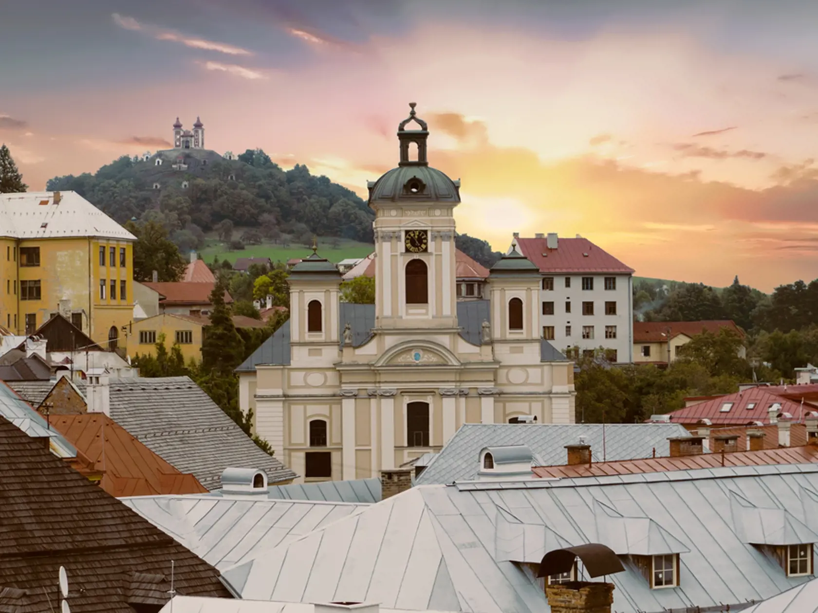 Banská Štiavnica: Kde presne zatiaľ budú bývať boháči, nie je známe. Mali by údajne bývať u súkromných osôb.
