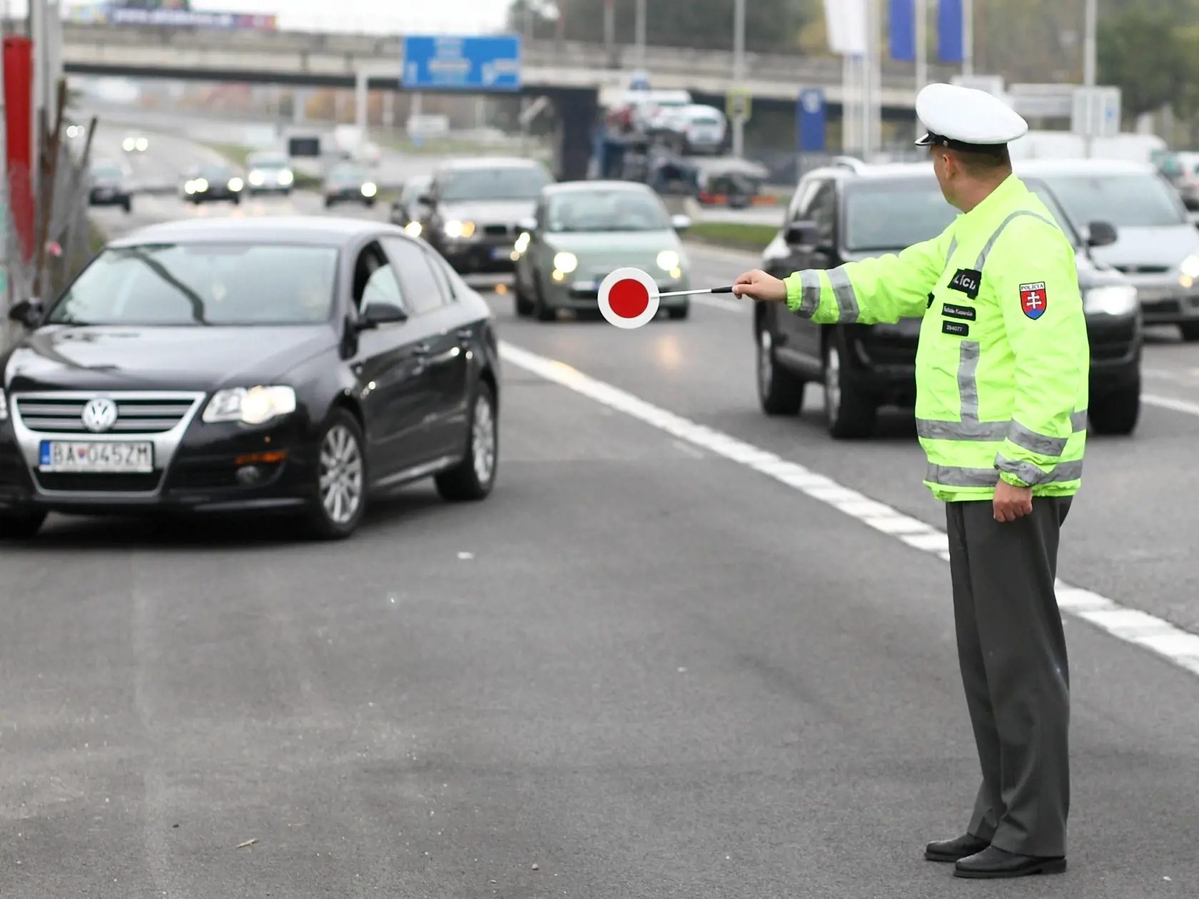 Policia, test alkoholu v dychu vodica, fukanie, fotene pre: M. Utesena