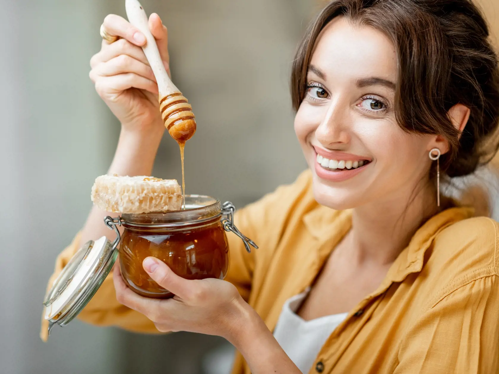 Produkt usilovného malého hmyzu je bohatý na vitamíny, minerály, enzými a biohormóny, ktoré pomáhajú v stresových situáciách, zvyšujú schopnosť sústrediť sa, odporúčané množstvo skonzumovaného medu aspoň 1lyžicu denne, buď čistého alebo v nápoji. Pozor na alergie.
