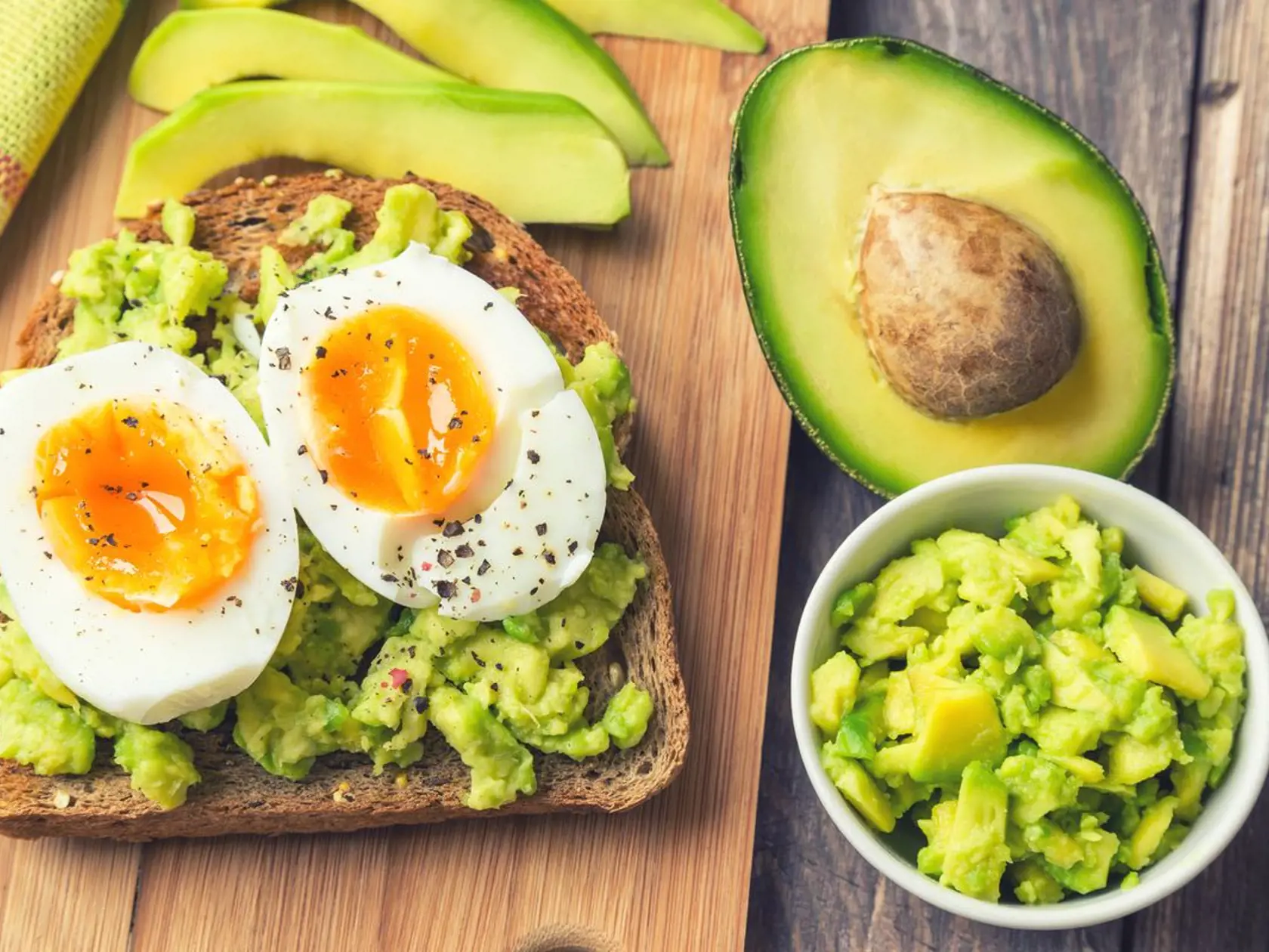 Bohatý zdroj vitamínu B6, draslíka, železa, kyseliny listovej a kyseliny pantoténovej pomáha pri mentálnej únave. Ako zdravý zdroj omega-6 mastných kyselín pomáha obnovovať centrálnu nervovú sústavu a zmierňuje účinky Alzheimerovej choroby a demencie.