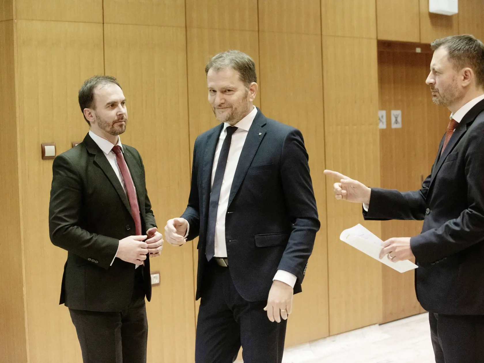 Na snímke je príchod politikov na rokovanie vlády o pdčasných voľbách.
OĽANO: Michal Šipoš, Eduard Heger, Igor Matovič